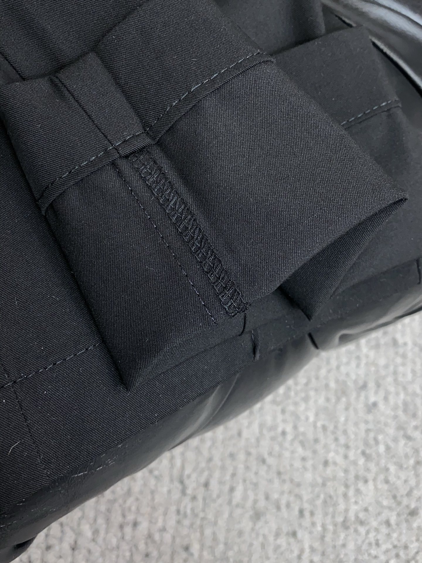 杰尼亚 26春夏新款 羊毛混纺棉质休闲裤 干净利落剪裁，都市风十足 采用精纺面料手感软糯干爽，上身效果挺