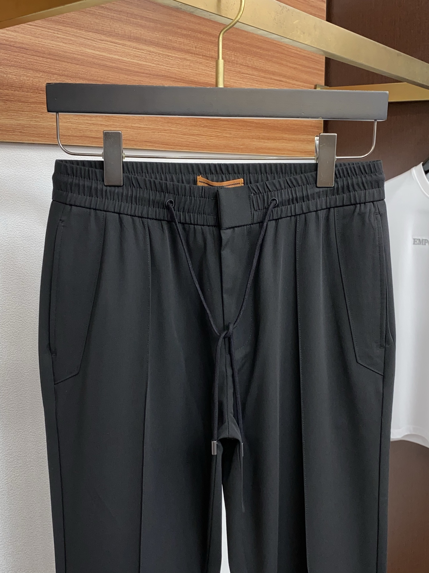 杰尼亚 26春夏新款 羊毛混纺棉质休闲裤 干净利落剪裁，都市风十足 采用精纺面料手感软糯干爽，上身效果挺