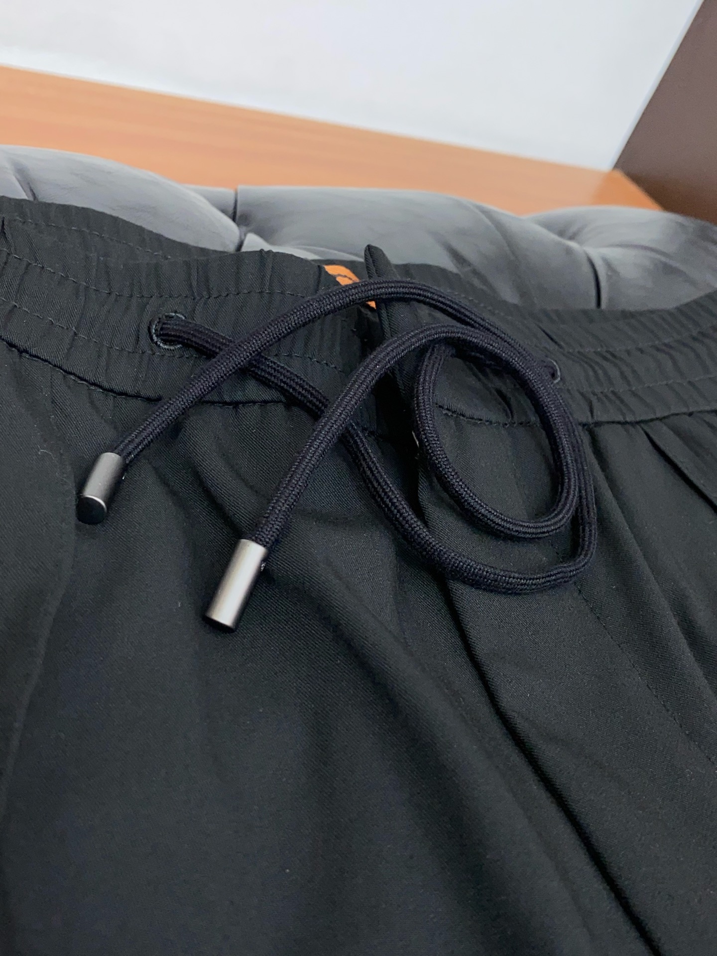 杰尼亚 26春夏新款 羊毛混纺棉质休闲裤 干净利落剪裁，都市风十足 采用精纺面料手感软糯干爽，上身效果挺