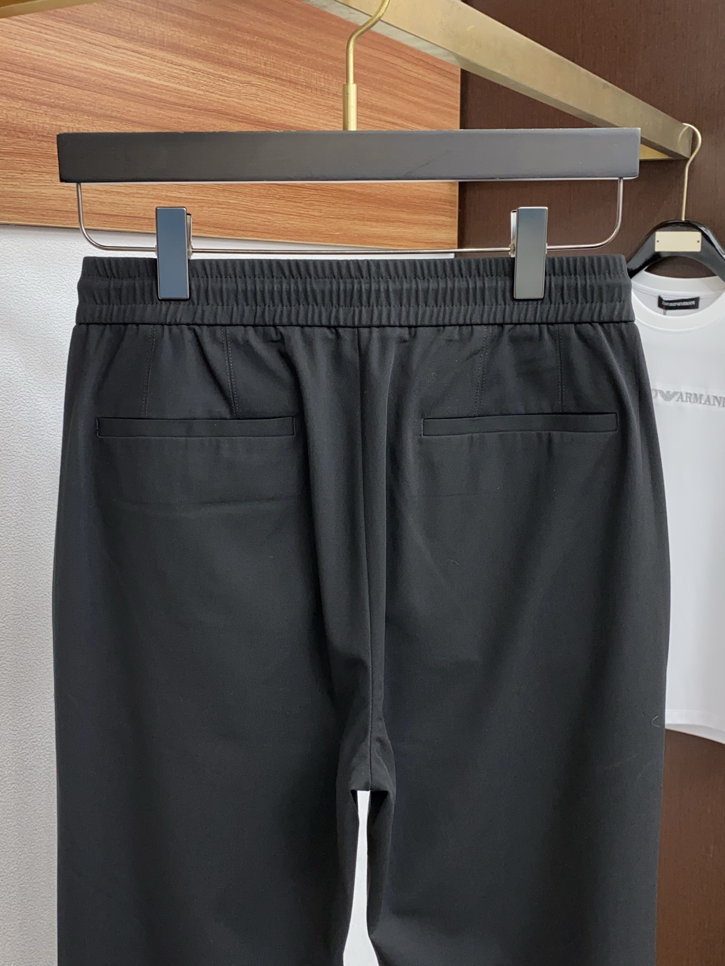 杰尼亚 26春夏新款 羊毛混纺棉质休闲裤 干净利落剪裁，都市风十足 采用精纺面料手感软糯干爽，上身效果挺