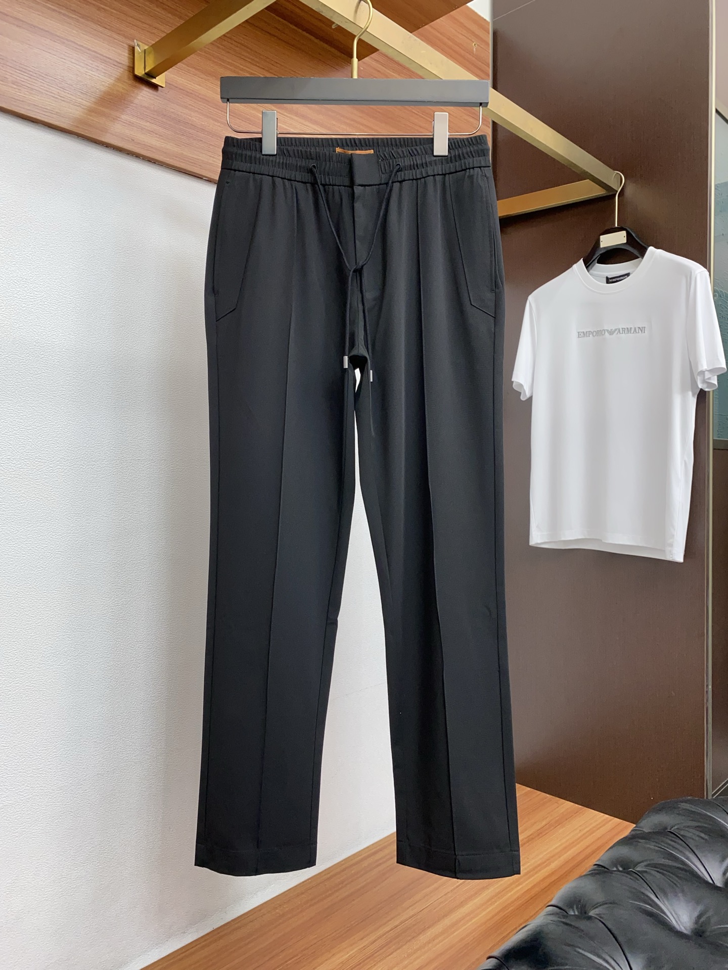 杰尼亚 26春夏新款 羊毛混纺棉质休闲裤 干净利落剪裁，都市风十足 采用精纺面料手感软糯干爽，上身效果挺