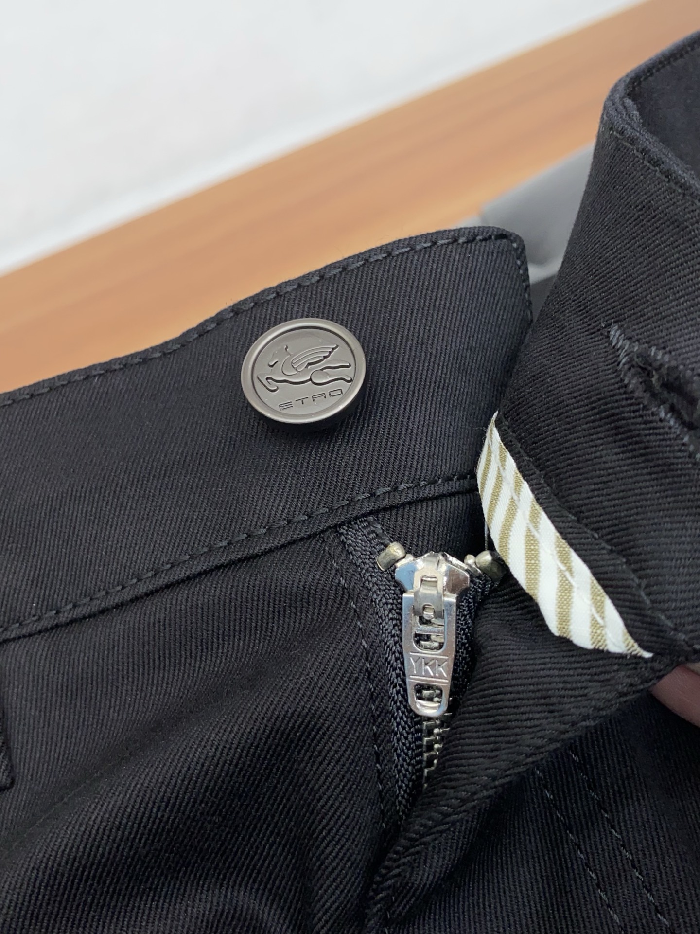 ETRO 26春夏新款 牛仔裤 休闲裤 干净利落剪裁，都市风十足 采用精纺面料手感软糯干爽，上身效果挺括