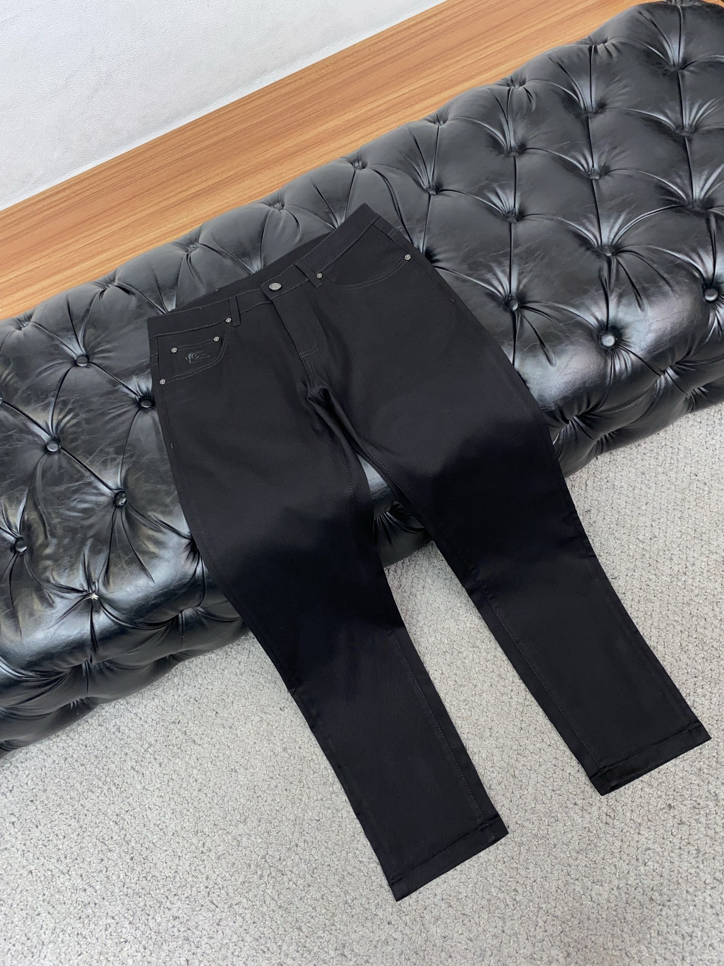 ETRO 26春夏新款 牛仔裤 休闲裤 干净利落剪裁，都市风十足 采用精纺面料手感软糯干爽，上身效果挺括