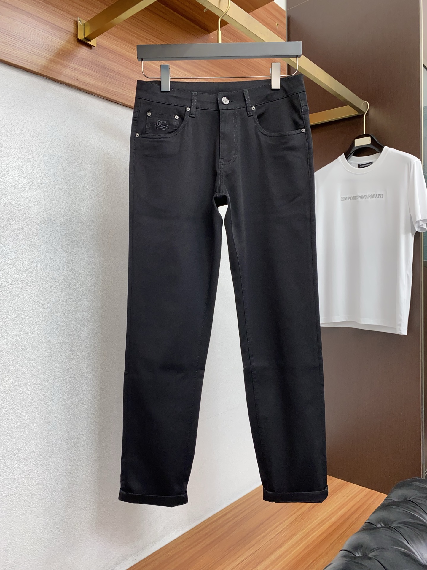 ETRO 26春夏新款 牛仔裤 休闲裤 干净利落剪裁，都市风十足 采用精纺面料手感软糯干爽，上身效果挺括