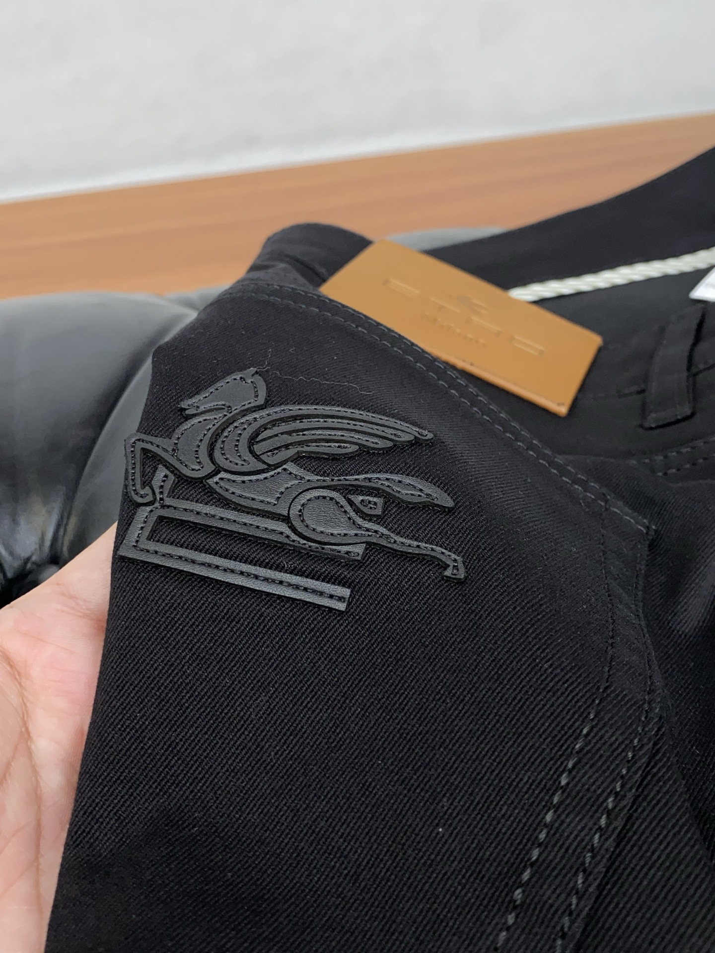 ETRO 26春夏新款 牛仔裤 休闲裤 干净利落剪裁，都市风十足 采用精纺面料手感软糯干爽，上身效果挺括