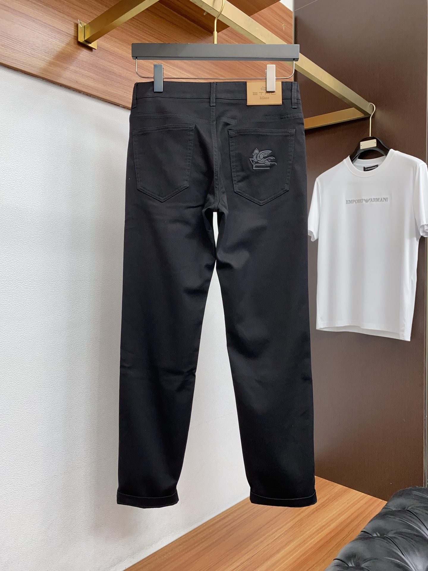 ETRO 26春夏新款 牛仔裤 休闲裤 干净利落剪裁，都市风十足 采用精纺面料手感软糯干爽，上身效果挺括