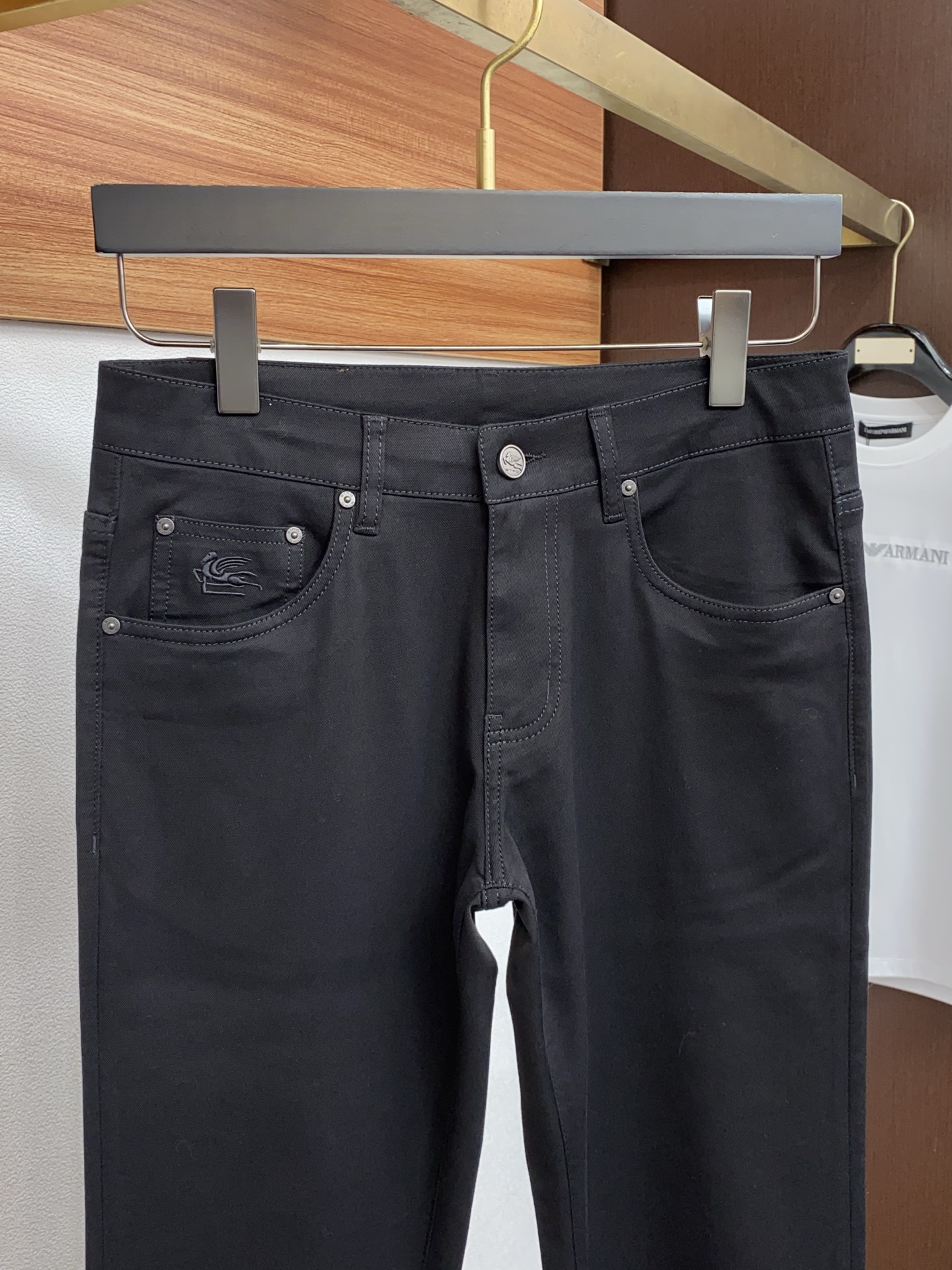 ETRO 26春夏新款 牛仔裤 休闲裤 干净利落剪裁，都市风十足 采用精纺面料手感软糯干爽，上身效果挺括