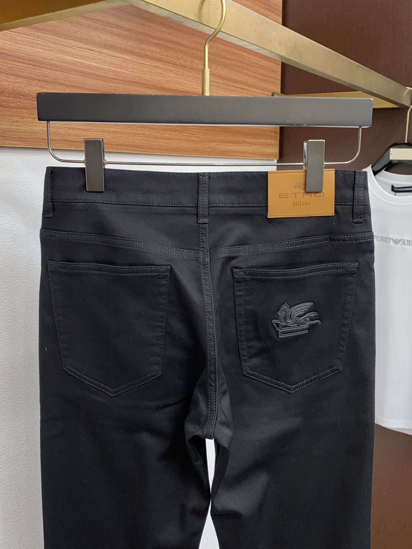 ETRO 26春夏新款 牛仔裤 休闲裤 干净利落剪裁，都市风十足 采用精纺面料手感软糯干爽，上身效果挺括