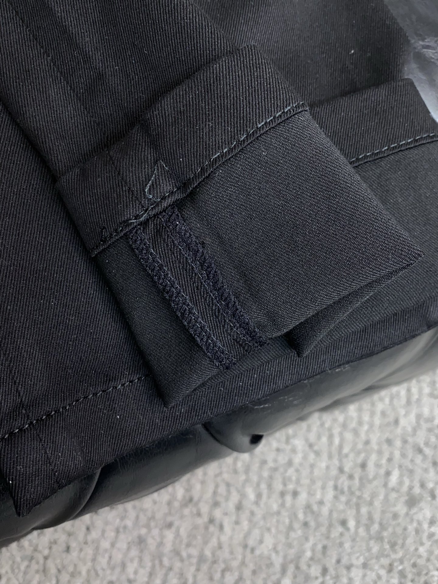 ETRO 26春夏新款 牛仔裤 休闲裤 干净利落剪裁，都市风十足 采用精纺面料手感软糯干爽，上身效果挺括