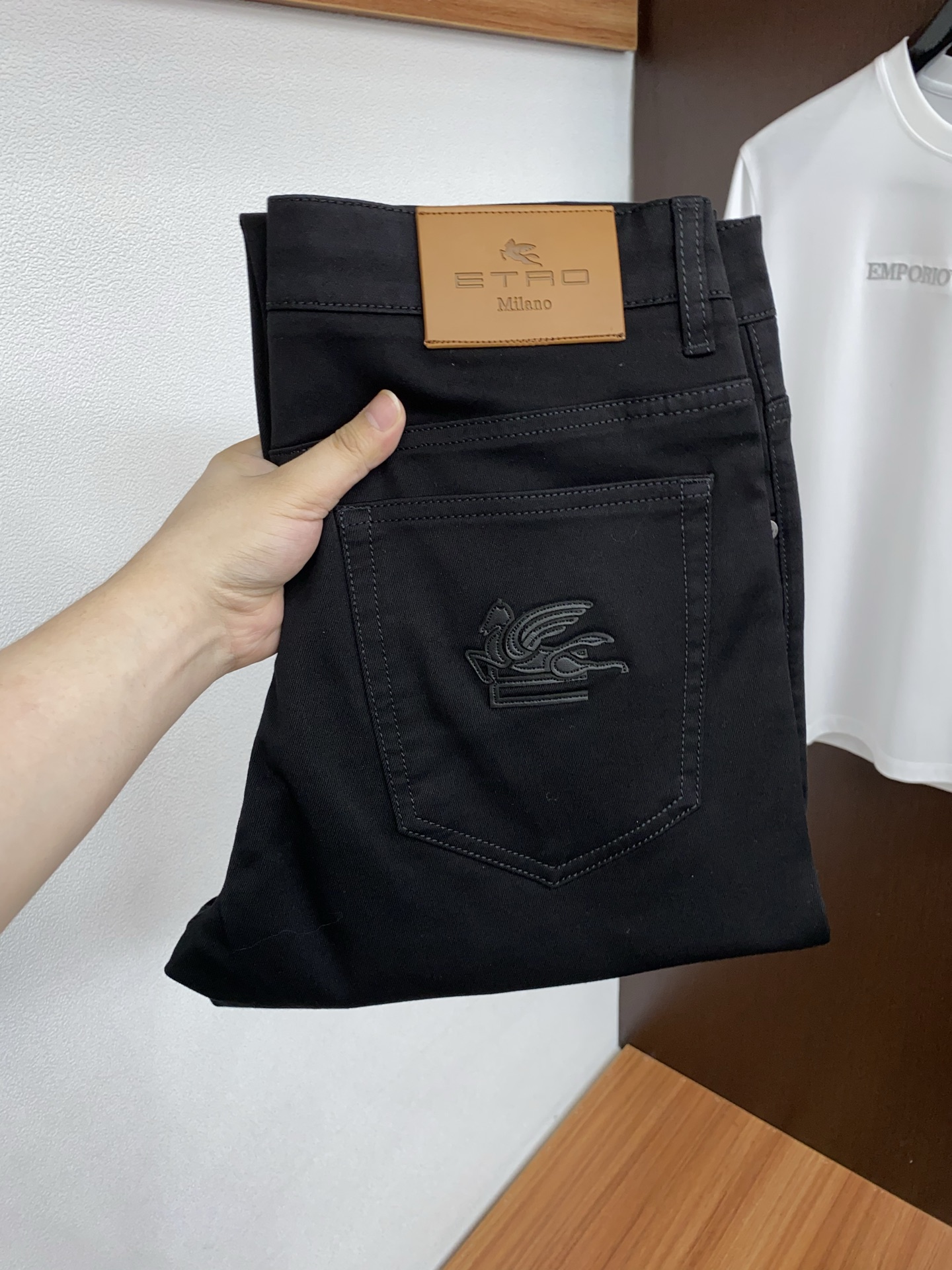 ETRO 26春夏新款 牛仔裤 休闲裤 干净利落剪裁，都市风十足 采用精纺面料手感软糯干爽，上身效果挺括