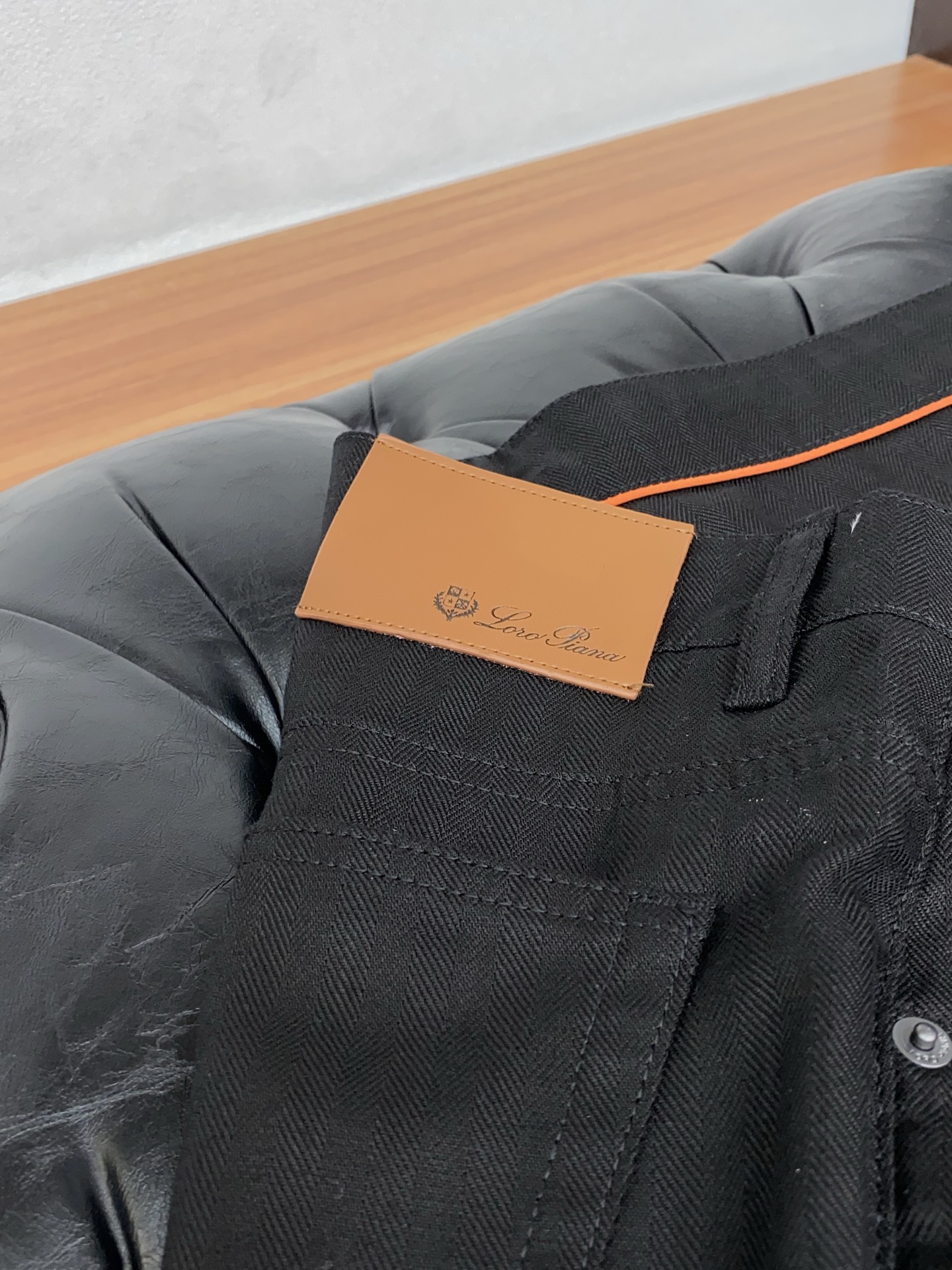 Loro piana 诺悠翩雅 26春夏新款亚麻面料休闲裤 干净利落剪裁，都市风十足 采用精纺面料手感软