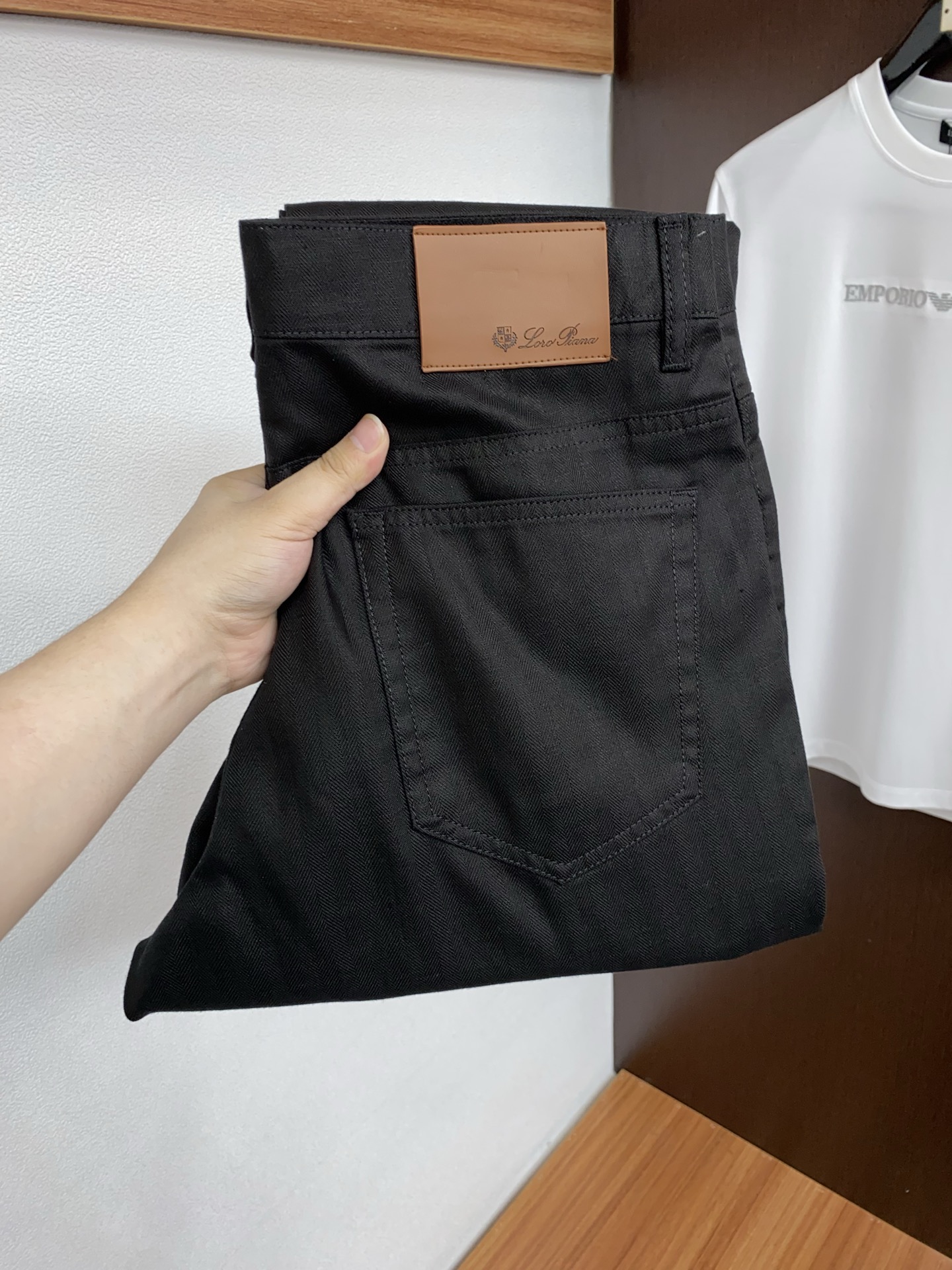 Loro piana 诺悠翩雅 26春夏新款亚麻面料休闲裤 干净利落剪裁，都市风十足 采用精纺面料手感软
