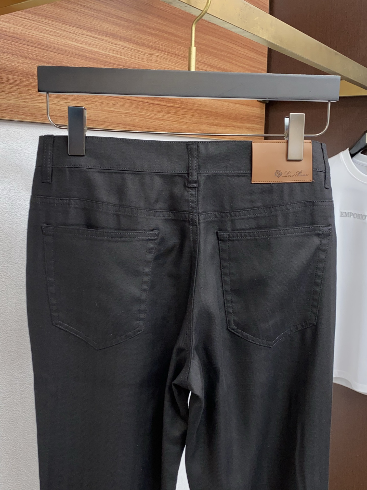 Loro piana 诺悠翩雅 26春夏新款亚麻面料休闲裤 干净利落剪裁，都市风十足 采用精纺面料手感软