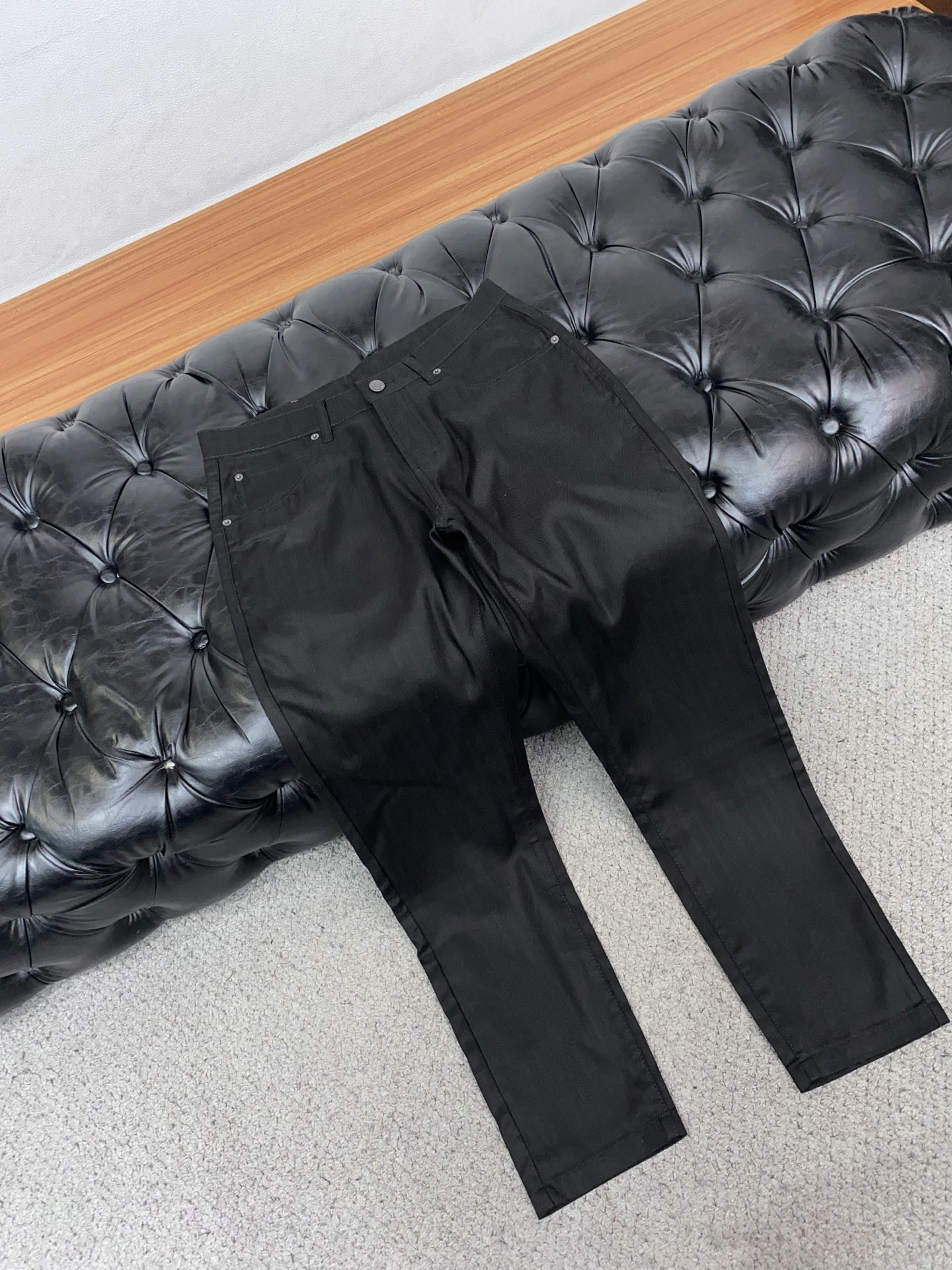 Loro piana 诺悠翩雅 26春夏新款亚麻面料休闲裤 干净利落剪裁，都市风十足 采用精纺面料手感软
