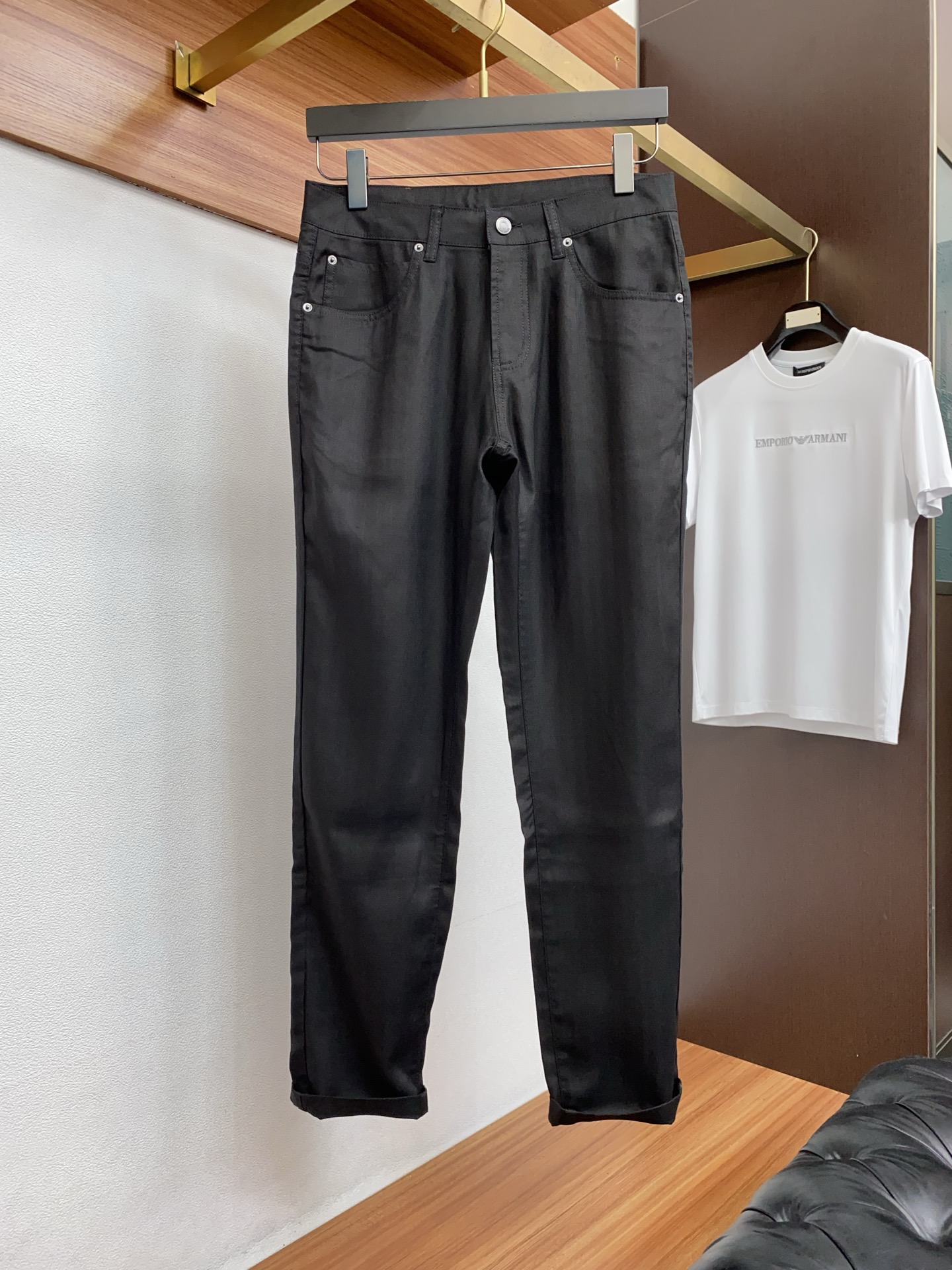 Loro piana 诺悠翩雅 26春夏新款亚麻面料休闲裤 干净利落剪裁，都市风十足 采用精纺面料手感软