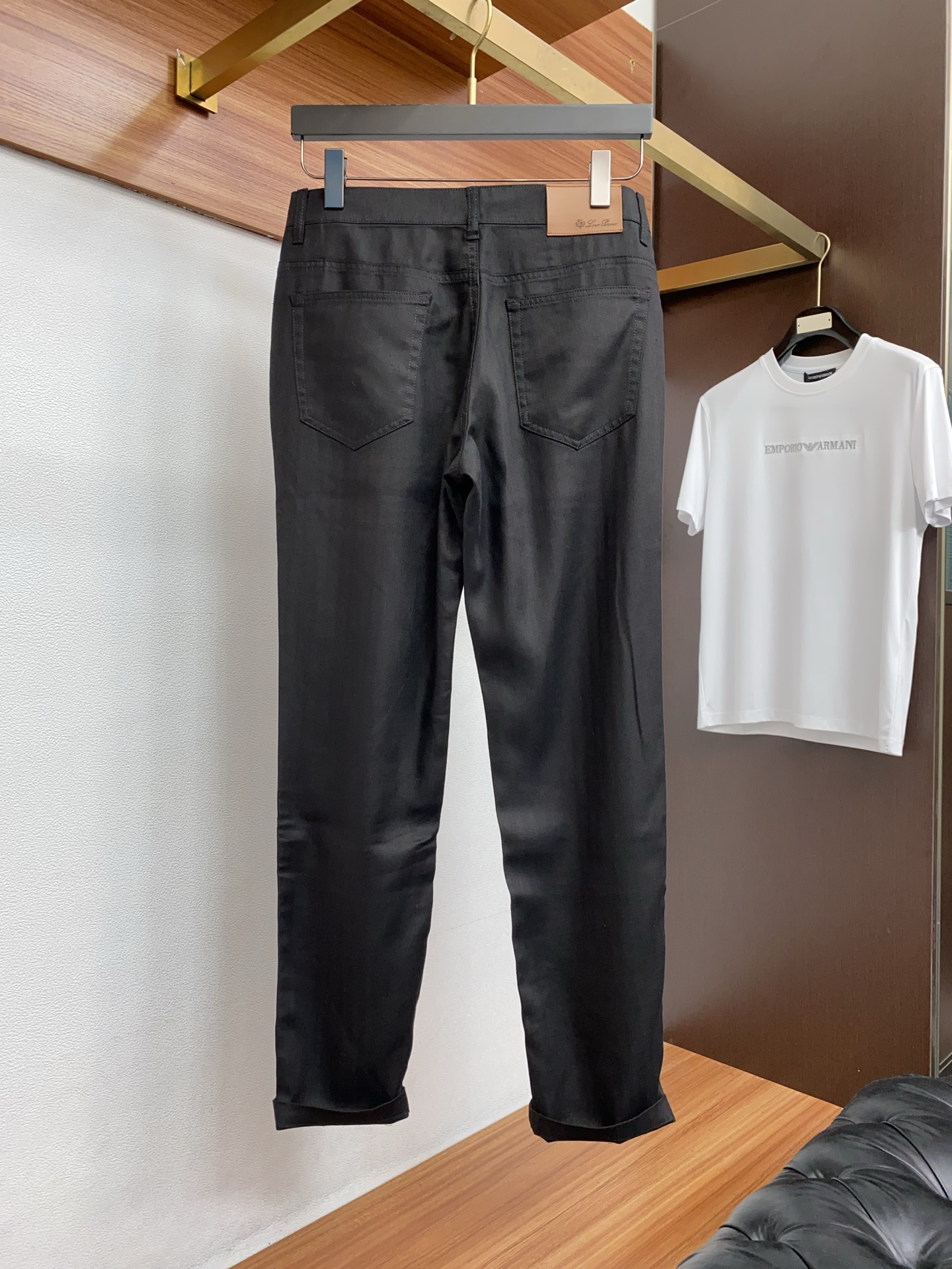 Loro piana 诺悠翩雅 26春夏新款亚麻面料休闲裤 干净利落剪裁，都市风十足 采用精纺面料手感软