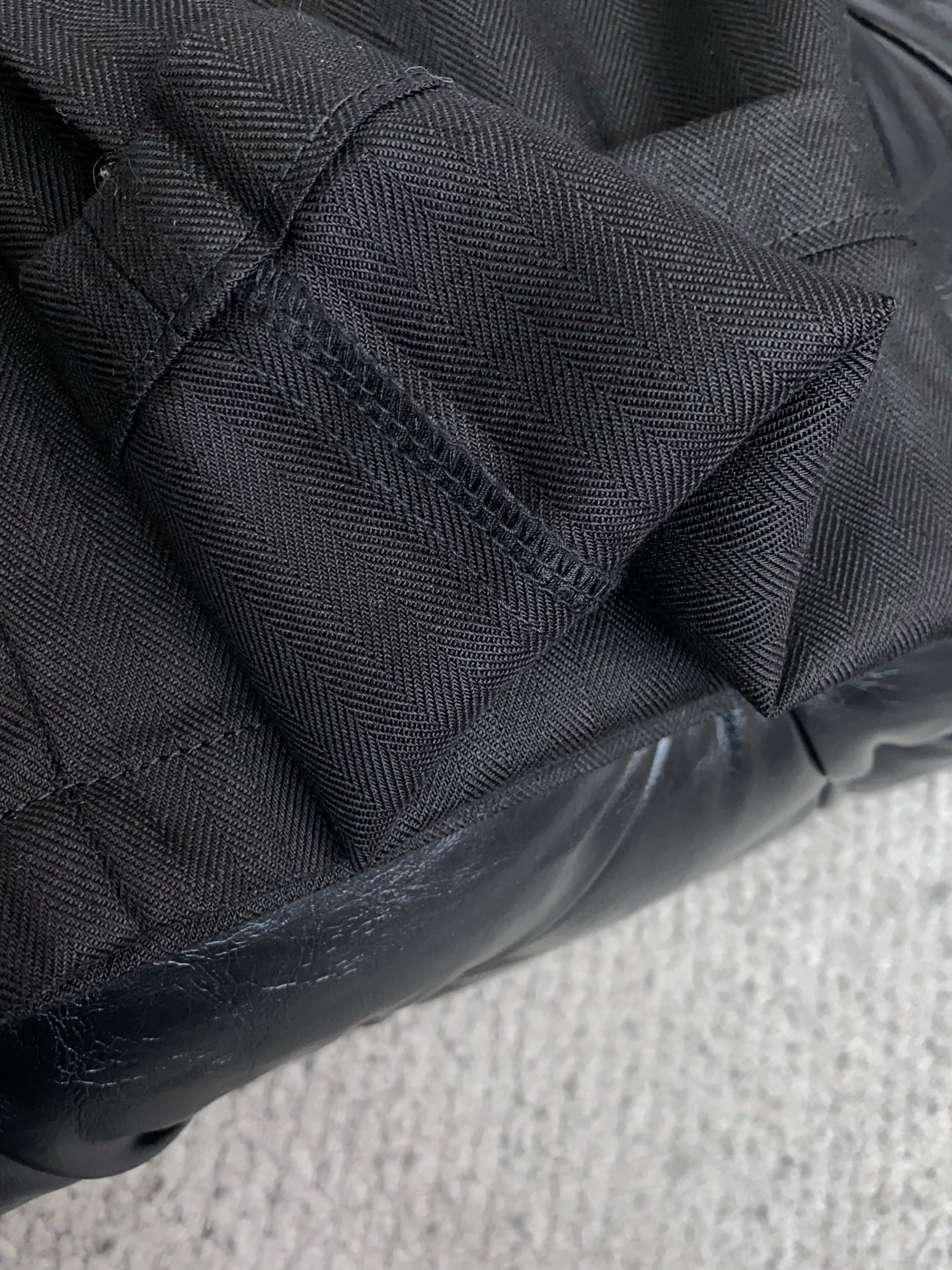 Loro piana 诺悠翩雅 26春夏新款亚麻面料休闲裤 干净利落剪裁，都市风十足 采用精纺面料手感软