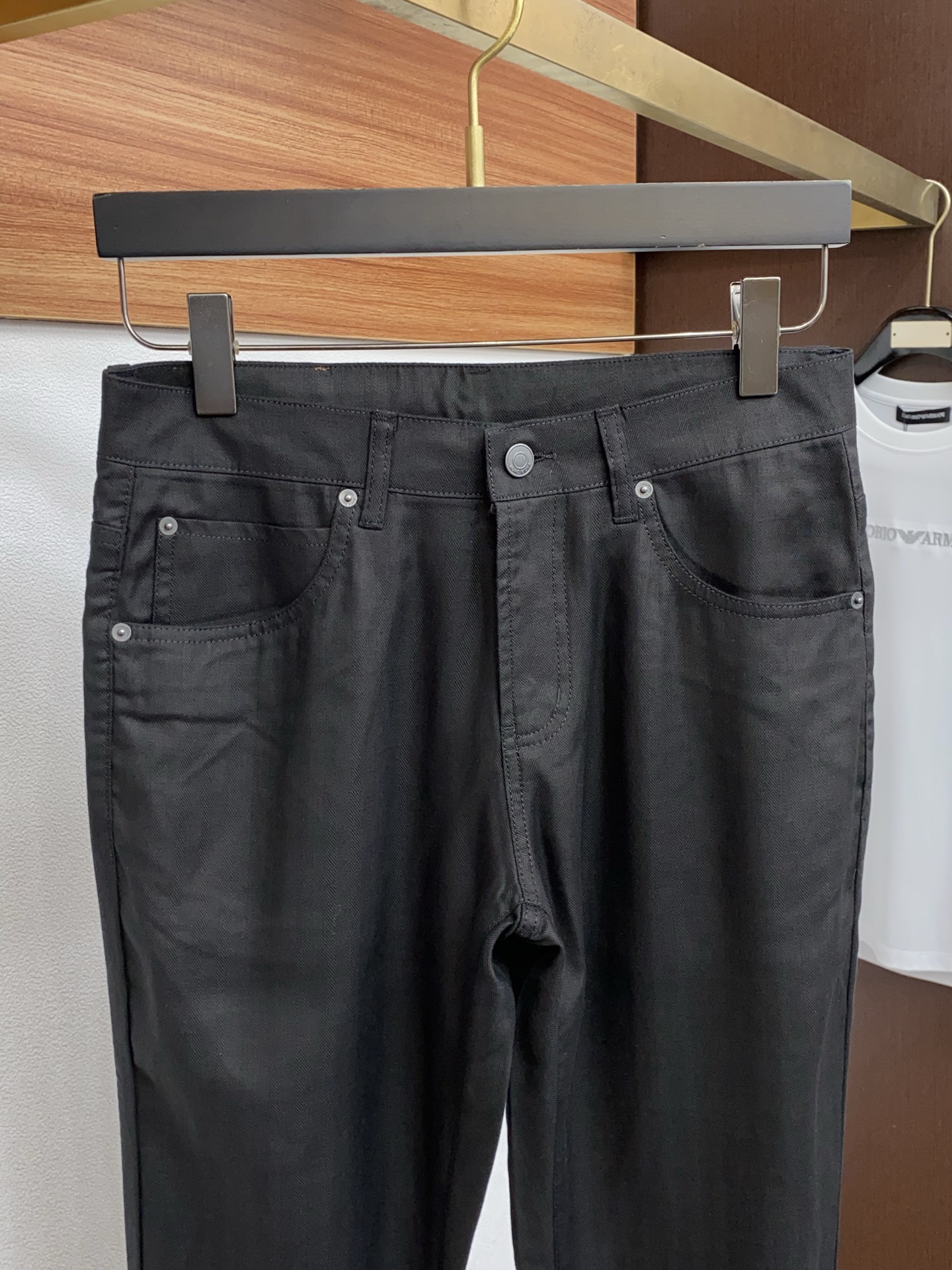 Loro piana 诺悠翩雅 26春夏新款亚麻面料休闲裤 干净利落剪裁，都市风十足 采用精纺面料手感软