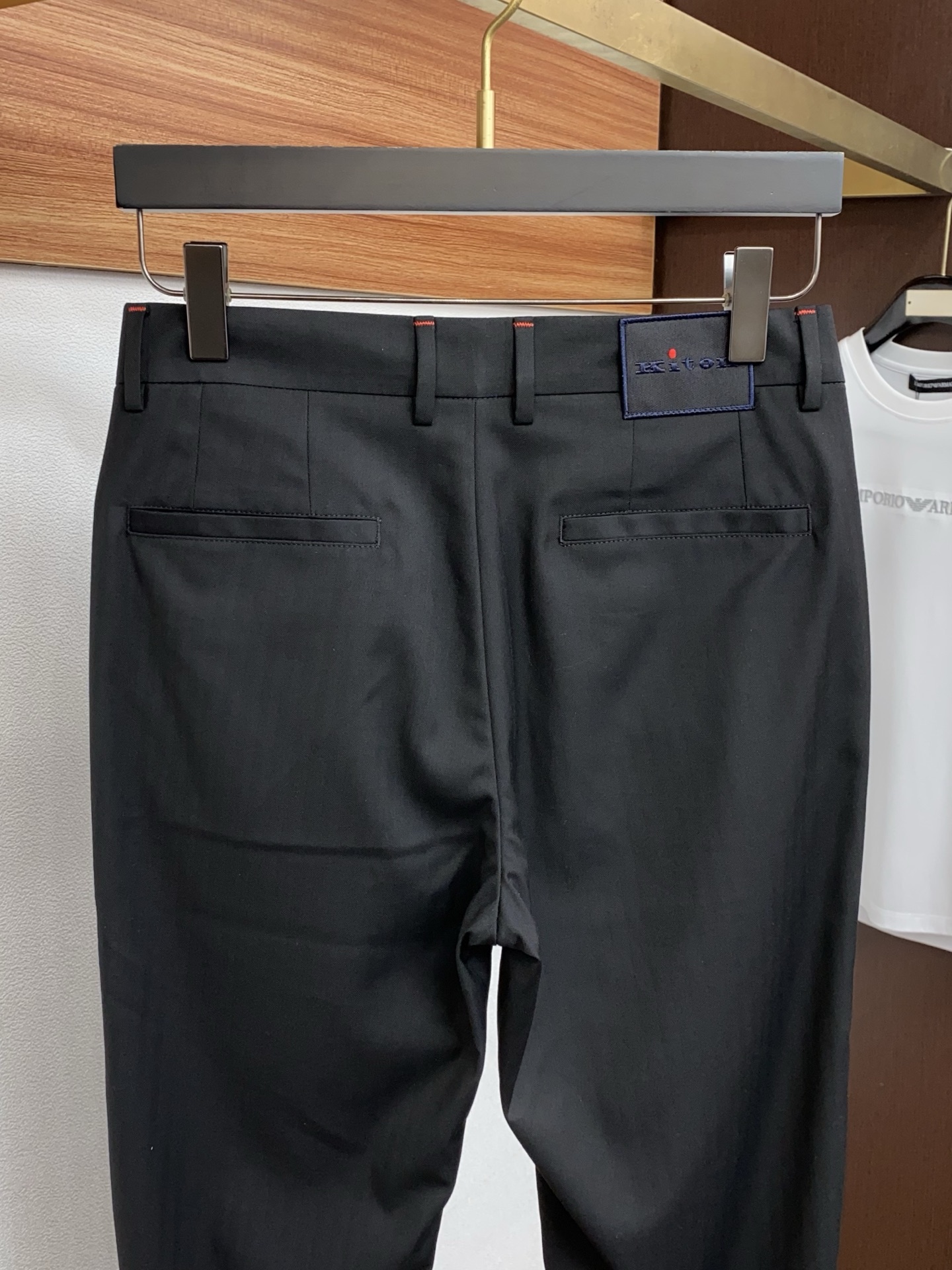 kiton 26春夏新款 羊毛混纺棉质休闲裤 干净利落剪裁，都市风十足 采用精纺面料手感软糯干爽，上身效