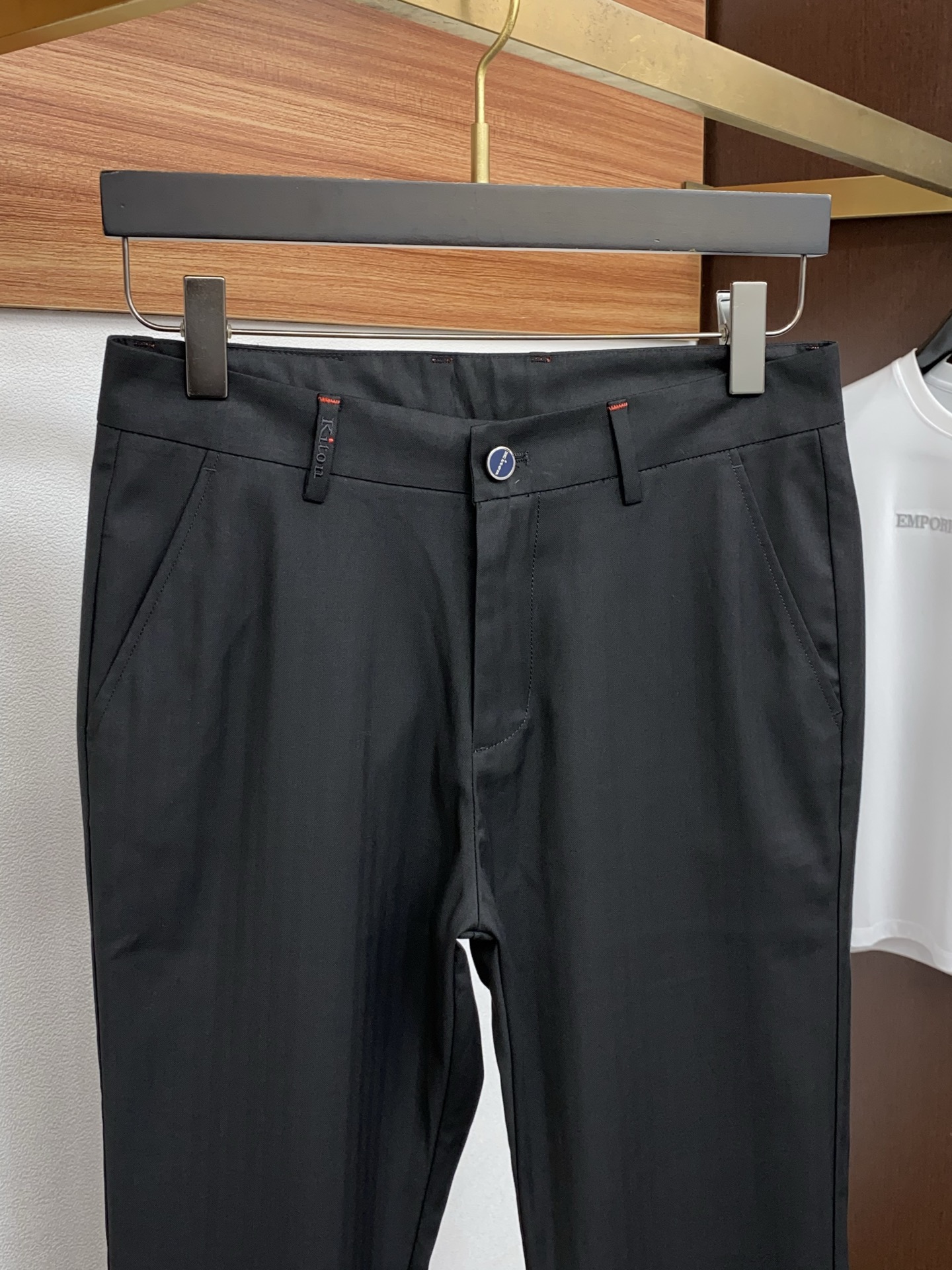 kiton 26春夏新款 羊毛混纺棉质休闲裤 干净利落剪裁，都市风十足 采用精纺面料手感软糯干爽，上身效