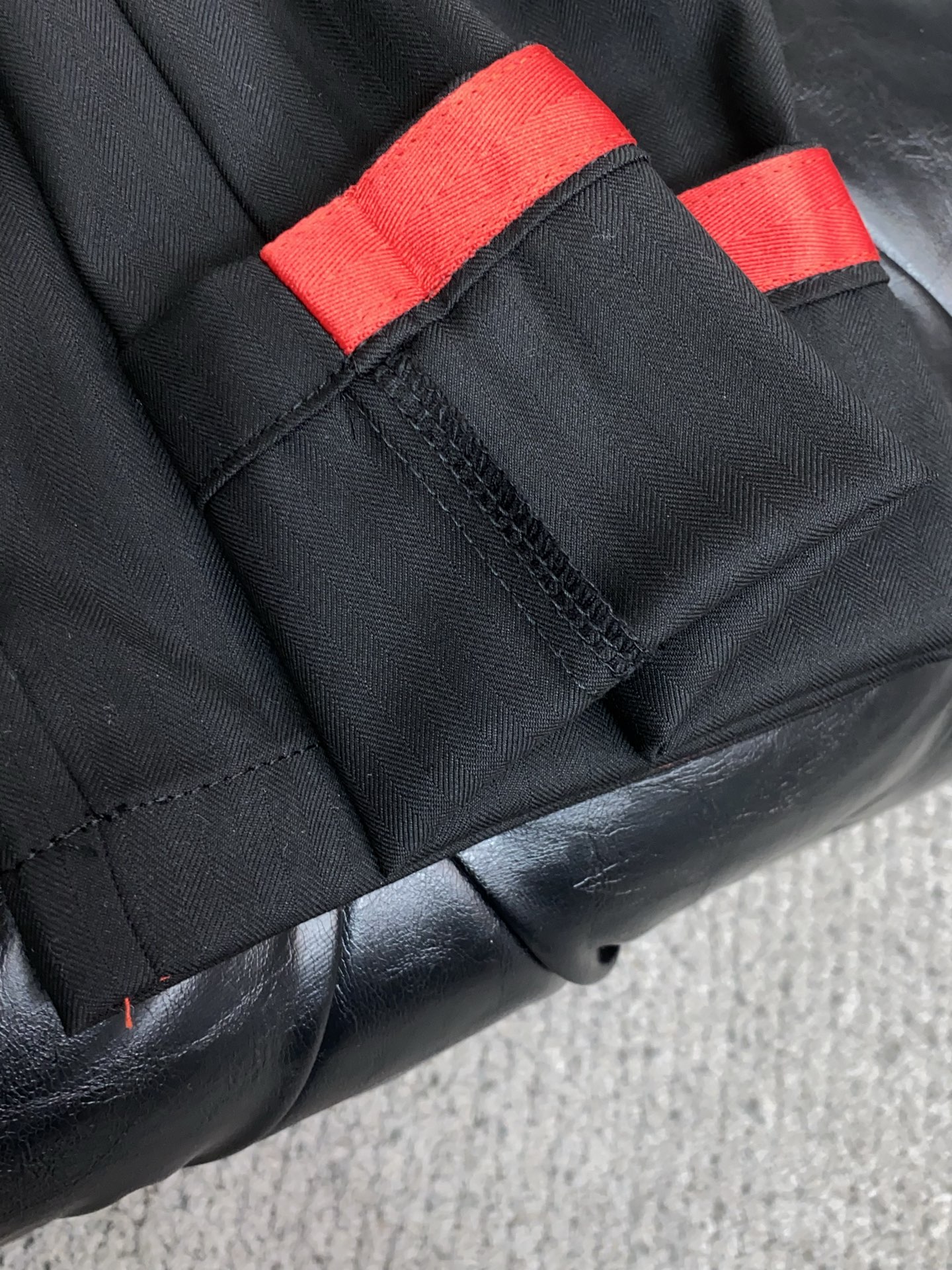 kiton 26春夏新款 羊毛混纺棉质休闲裤 干净利落剪裁，都市风十足 采用精纺面料手感软糯干爽，上身效