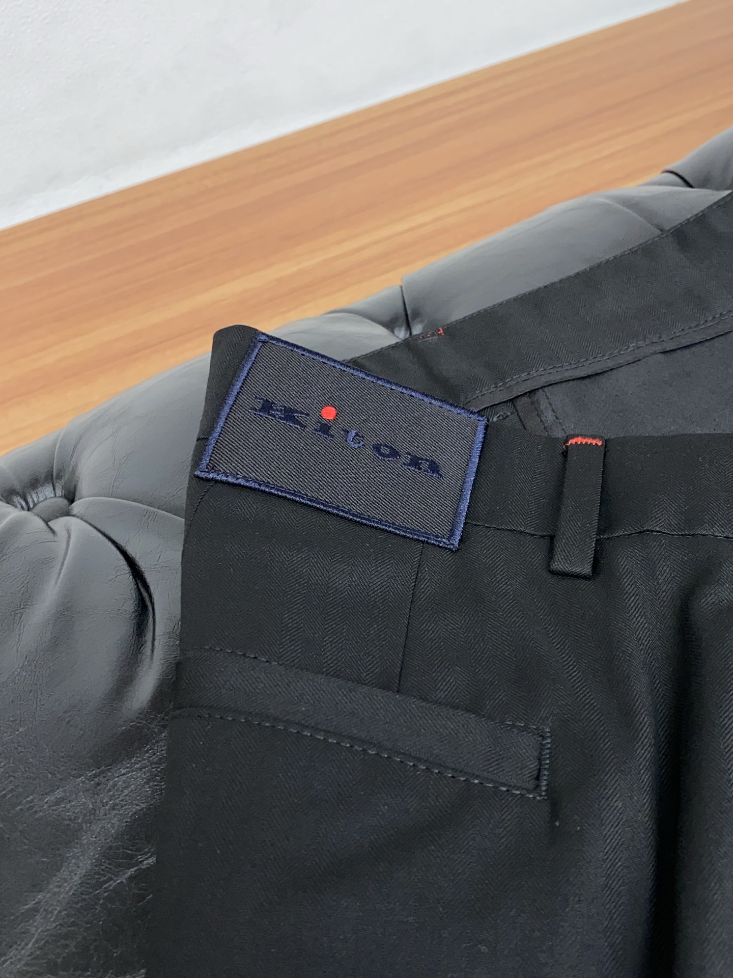 kiton 26春夏新款 羊毛混纺棉质休闲裤 干净利落剪裁，都市风十足 采用精纺面料手感软糯干爽，上身效