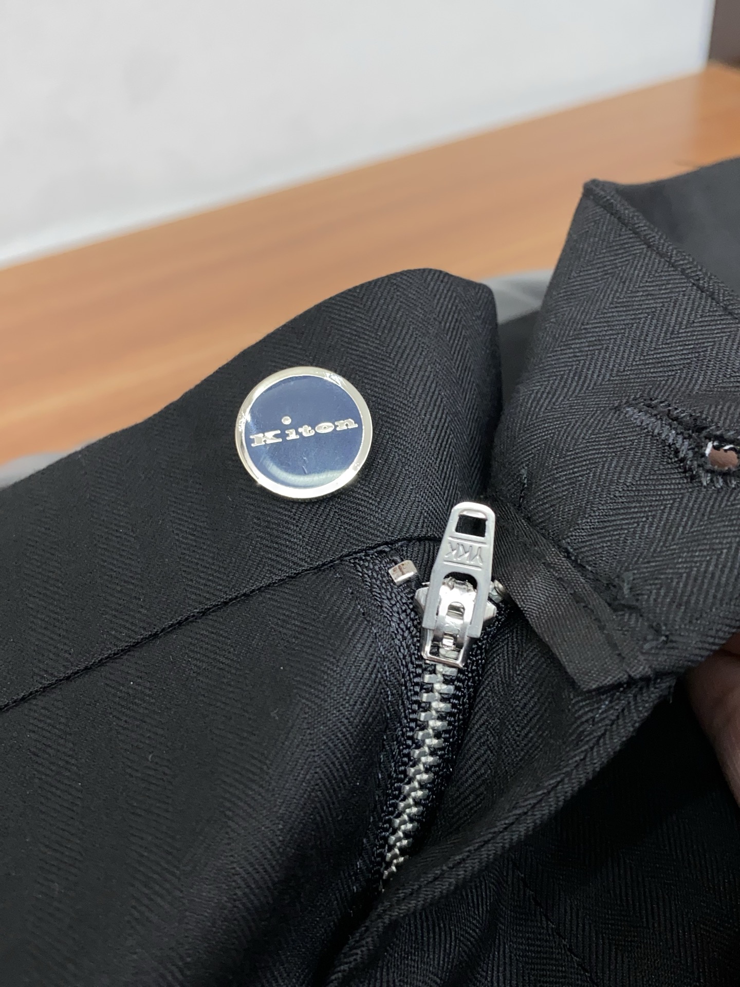 kiton 26春夏新款 羊毛混纺棉质休闲裤 干净利落剪裁，都市风十足 采用精纺面料手感软糯干爽，上身效