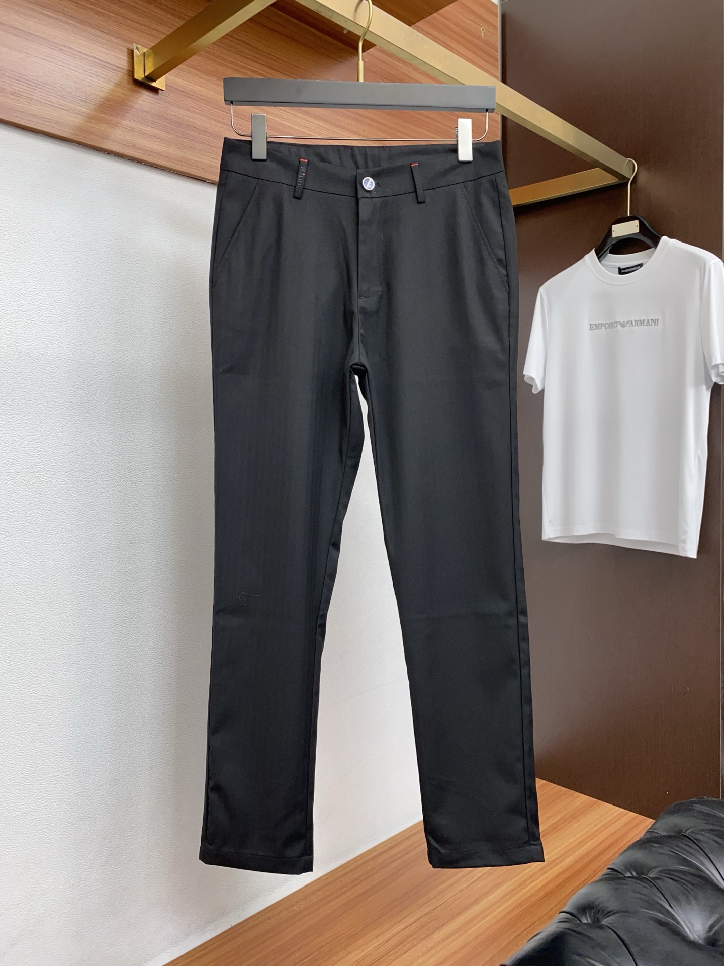 kiton 26春夏新款 羊毛混纺棉质休闲裤 干净利落剪裁，都市风十足 采用精纺面料手感软糯干爽，上身效