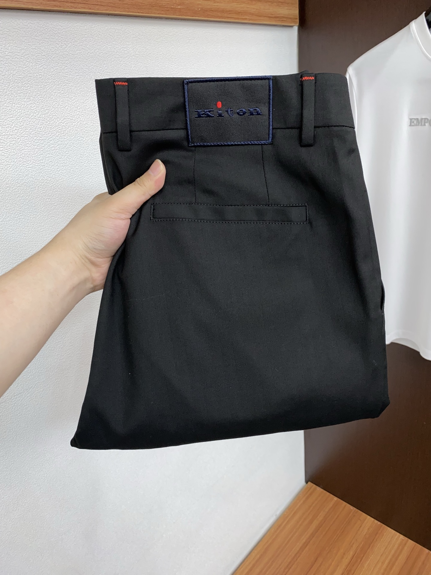 kiton 26春夏新款 羊毛混纺棉质休闲裤 干净利落剪裁，都市风十足 采用精纺面料手感软糯干爽，上身效