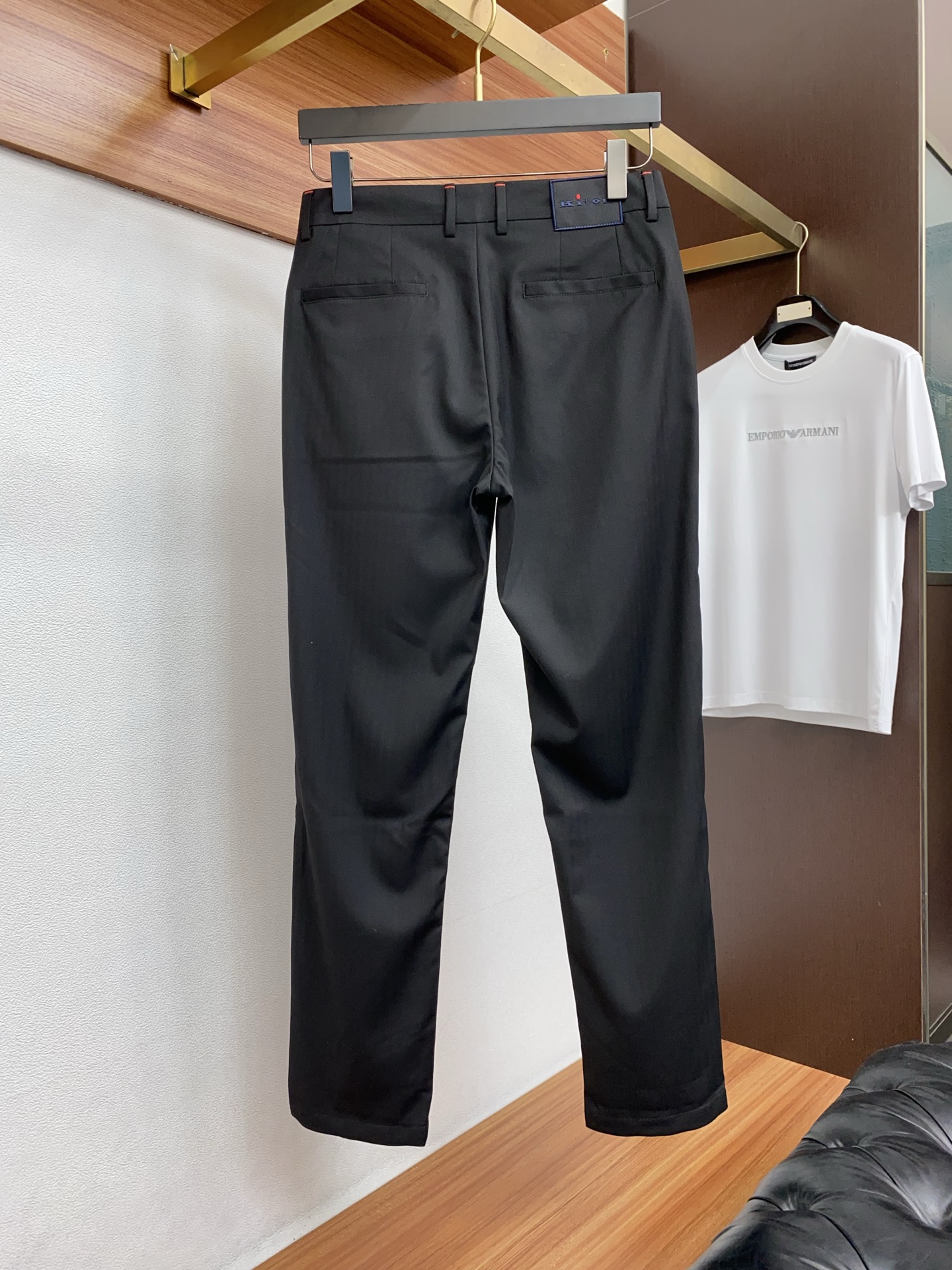 kiton 26春夏新款 羊毛混纺棉质休闲裤 干净利落剪裁，都市风十足 采用精纺面料手感软糯干爽，上身效
