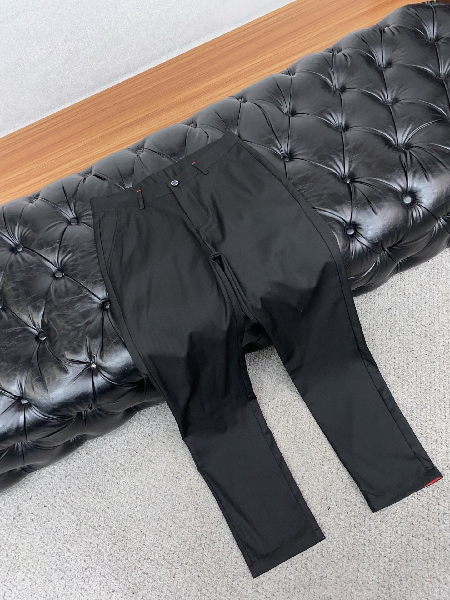 kiton 26春夏新款 羊毛混纺棉质休闲裤 干净利落剪裁，都市风十足 采用精纺面料手感软糯干爽，上身效