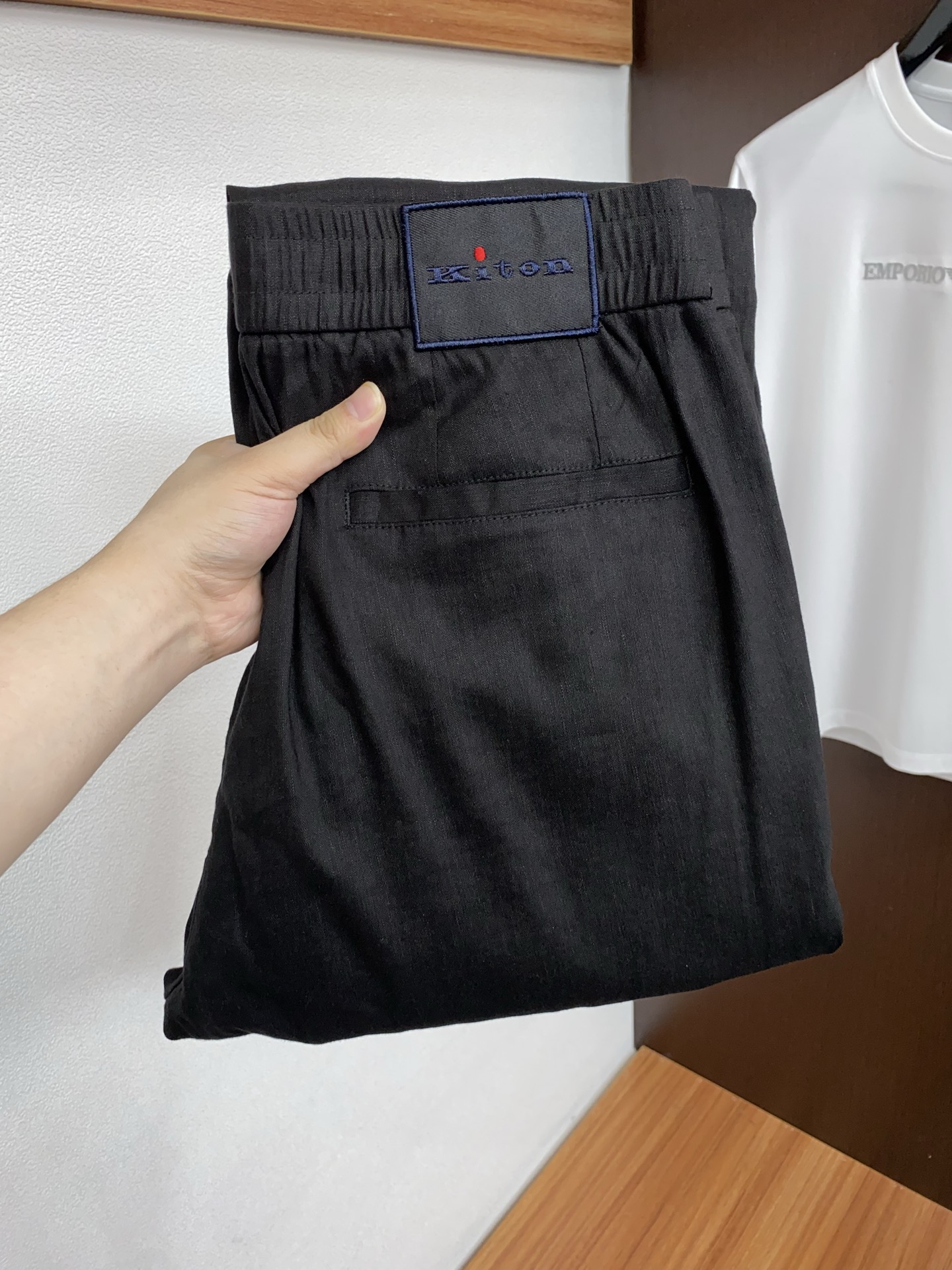kiton 26春夏新款 休闲裤 干净利落剪裁，都市风十足 采用精纺棉麻纤维面料手感软糯干爽，上身效果挺