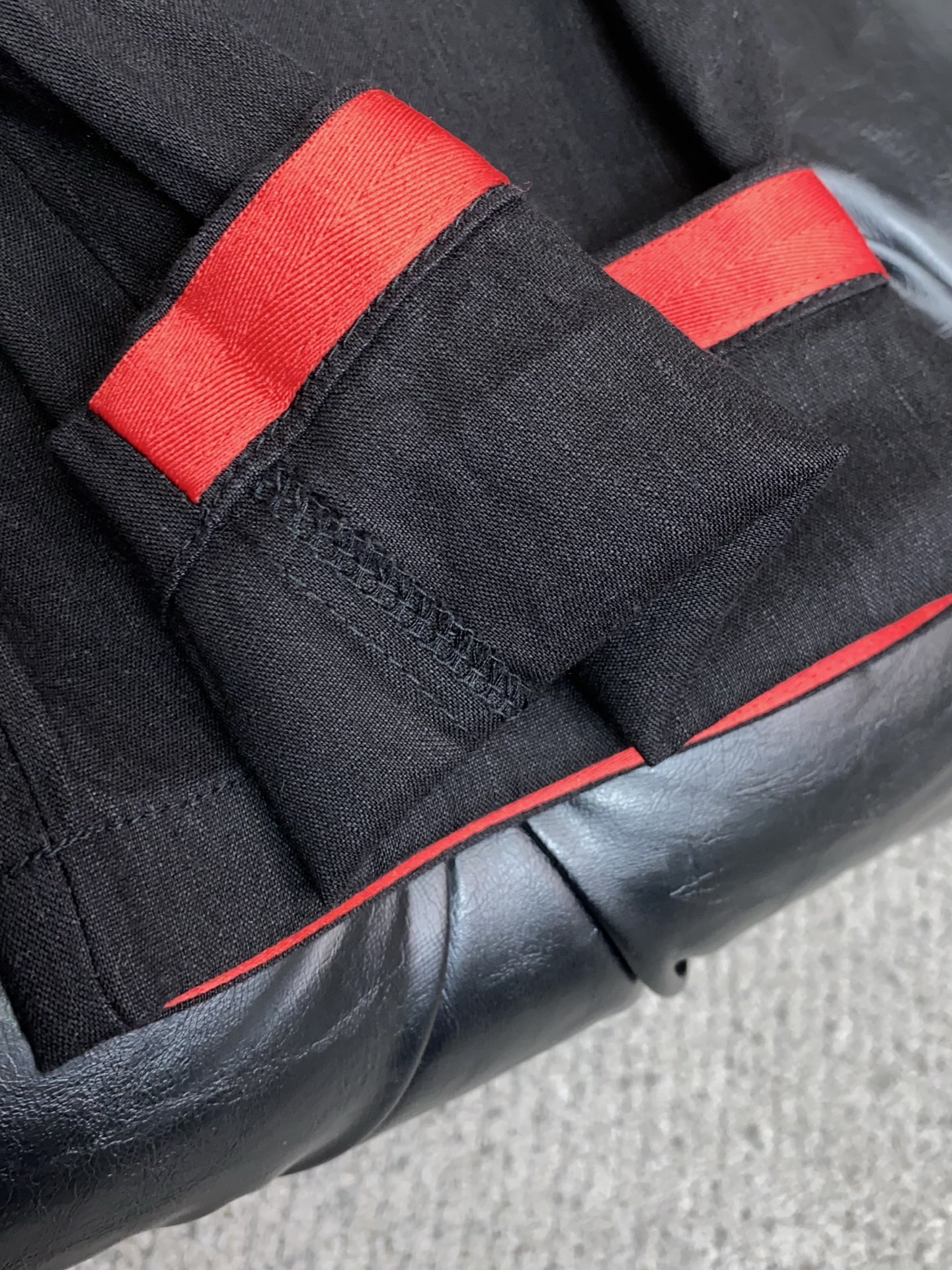kiton 26春夏新款 休闲裤 干净利落剪裁，都市风十足 采用精纺棉麻纤维面料手感软糯干爽，上身效果挺