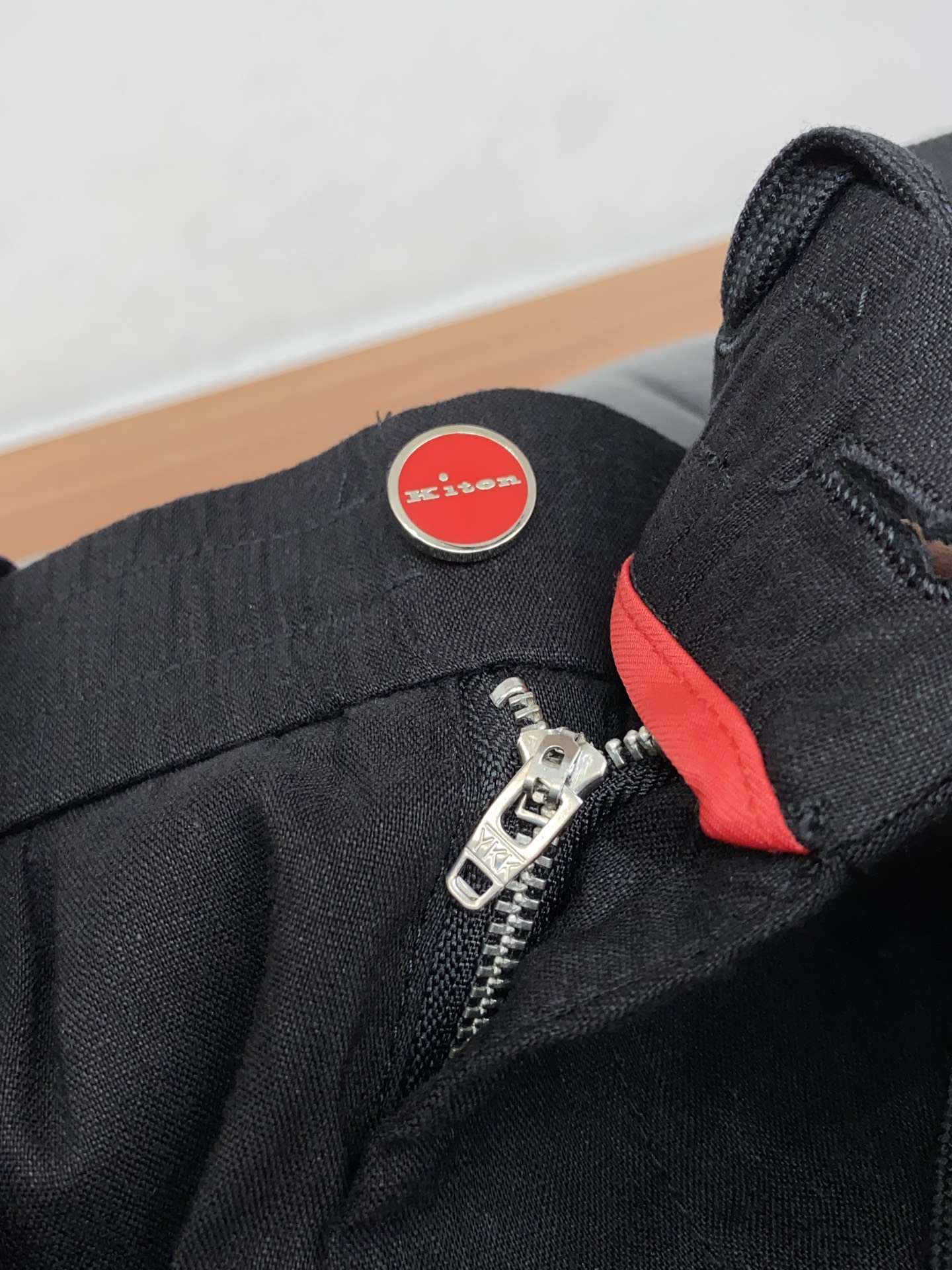 kiton 26春夏新款 休闲裤 干净利落剪裁，都市风十足 采用精纺棉麻纤维面料手感软糯干爽，上身效果挺