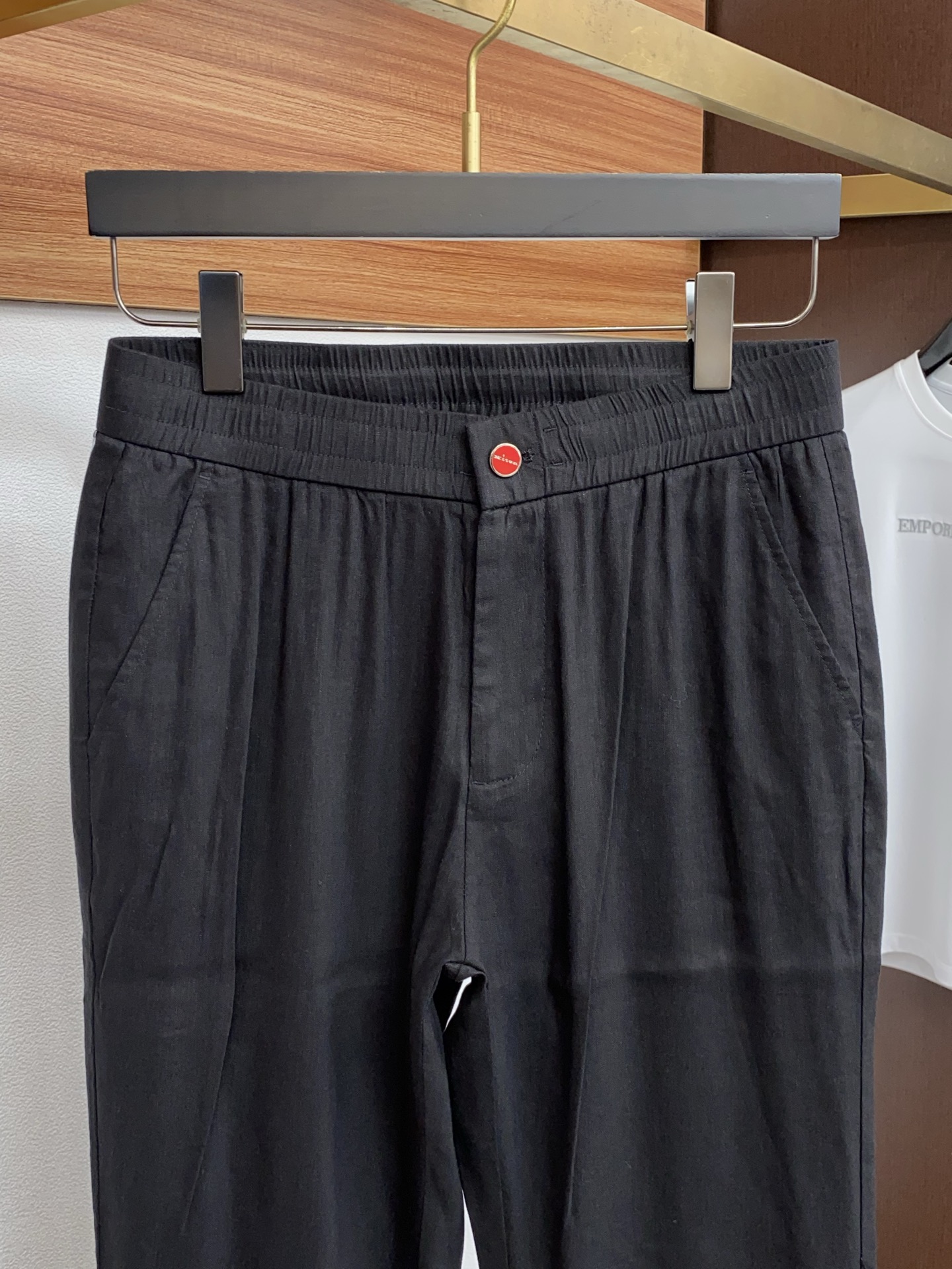 kiton 26春夏新款 休闲裤 干净利落剪裁，都市风十足 采用精纺棉麻纤维面料手感软糯干爽，上身效果挺