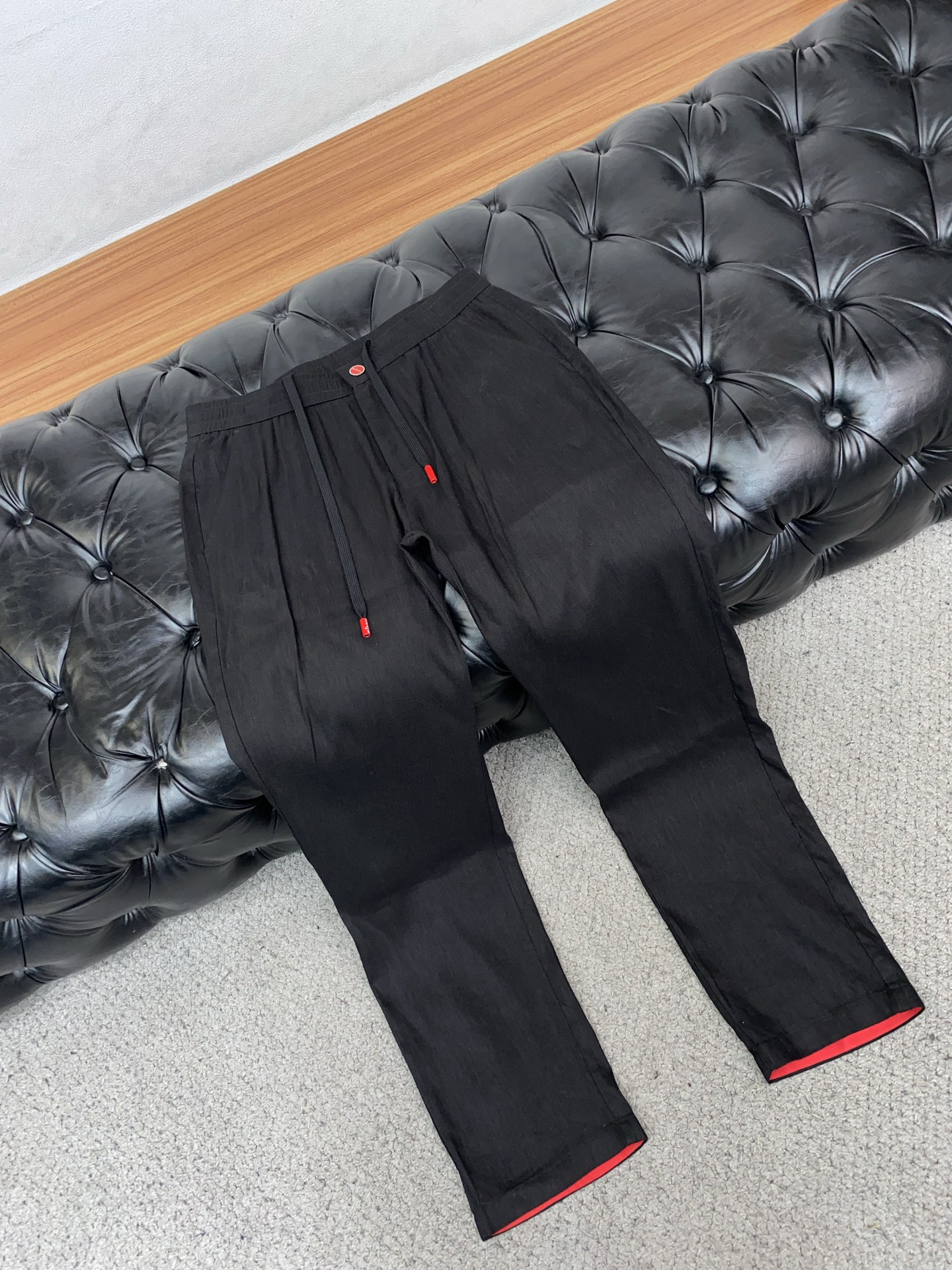 kiton 26春夏新款 休闲裤 干净利落剪裁，都市风十足 采用精纺棉麻纤维面料手感软糯干爽，上身效果挺