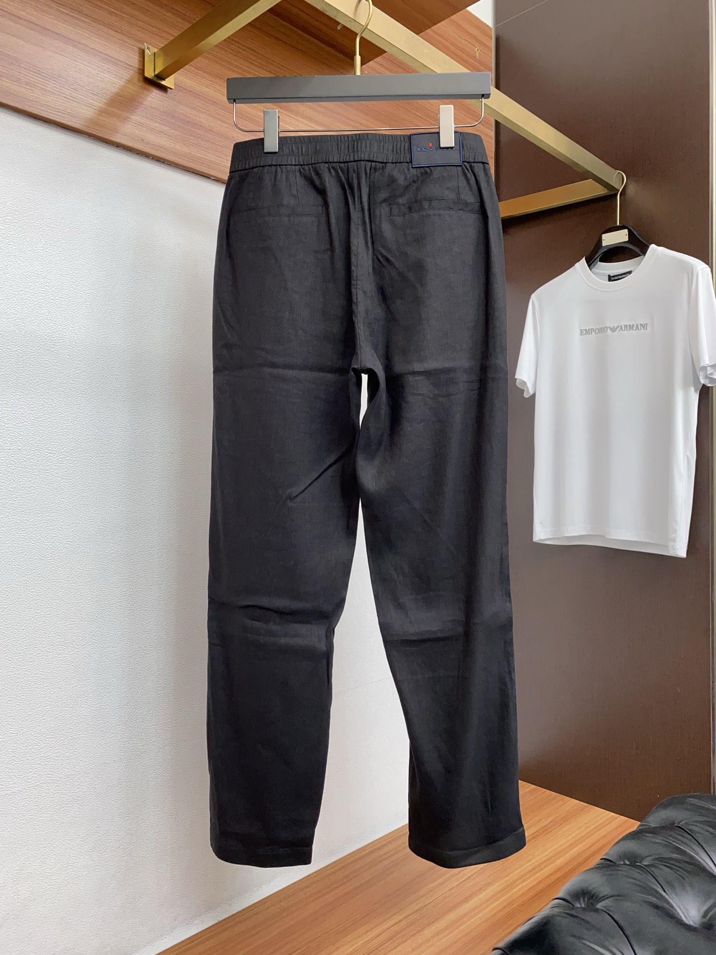 kiton 26春夏新款 休闲裤 干净利落剪裁，都市风十足 采用精纺棉麻纤维面料手感软糯干爽，上身效果挺