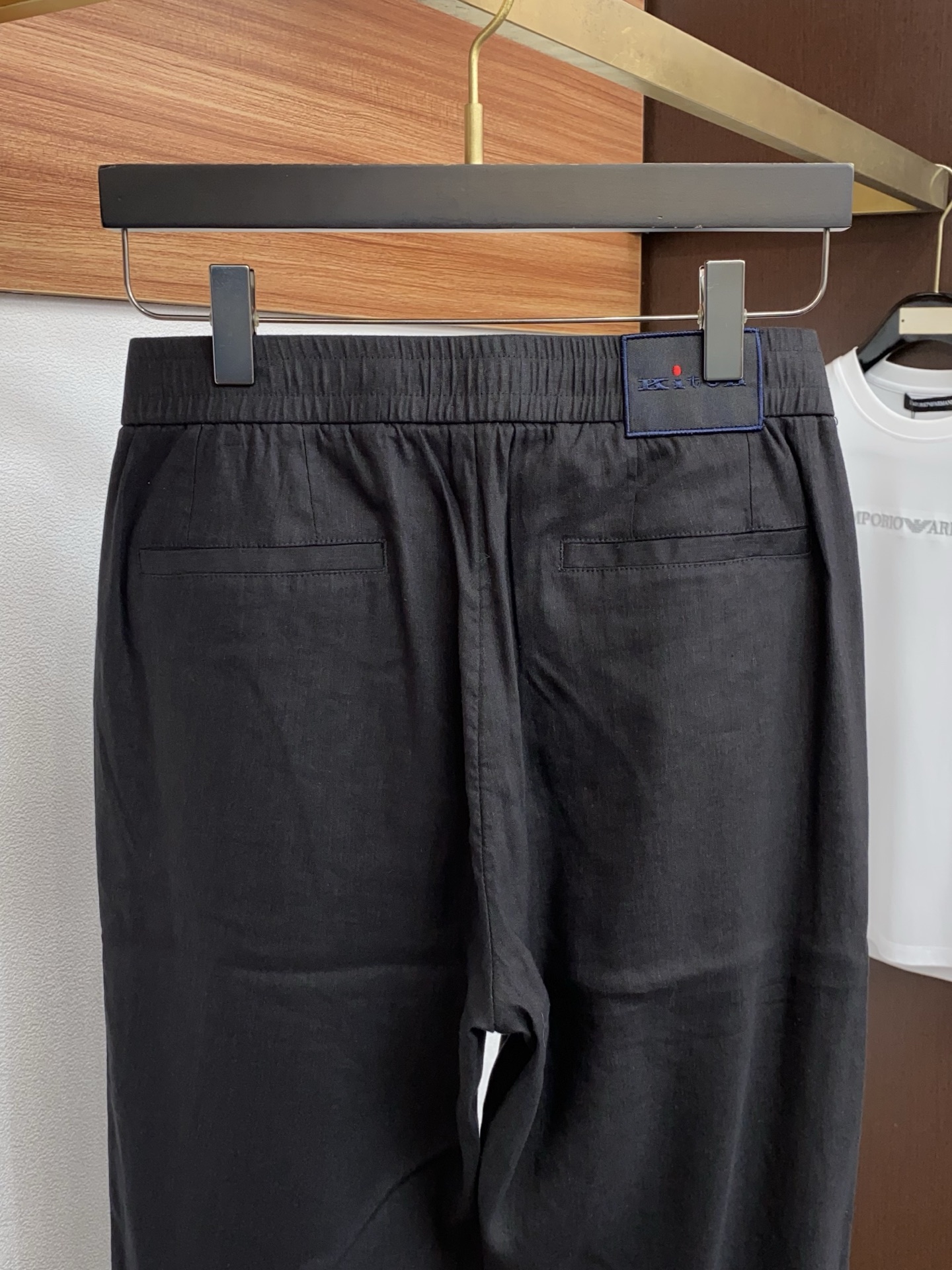 kiton 26春夏新款 休闲裤 干净利落剪裁，都市风十足 采用精纺棉麻纤维面料手感软糯干爽，上身效果挺