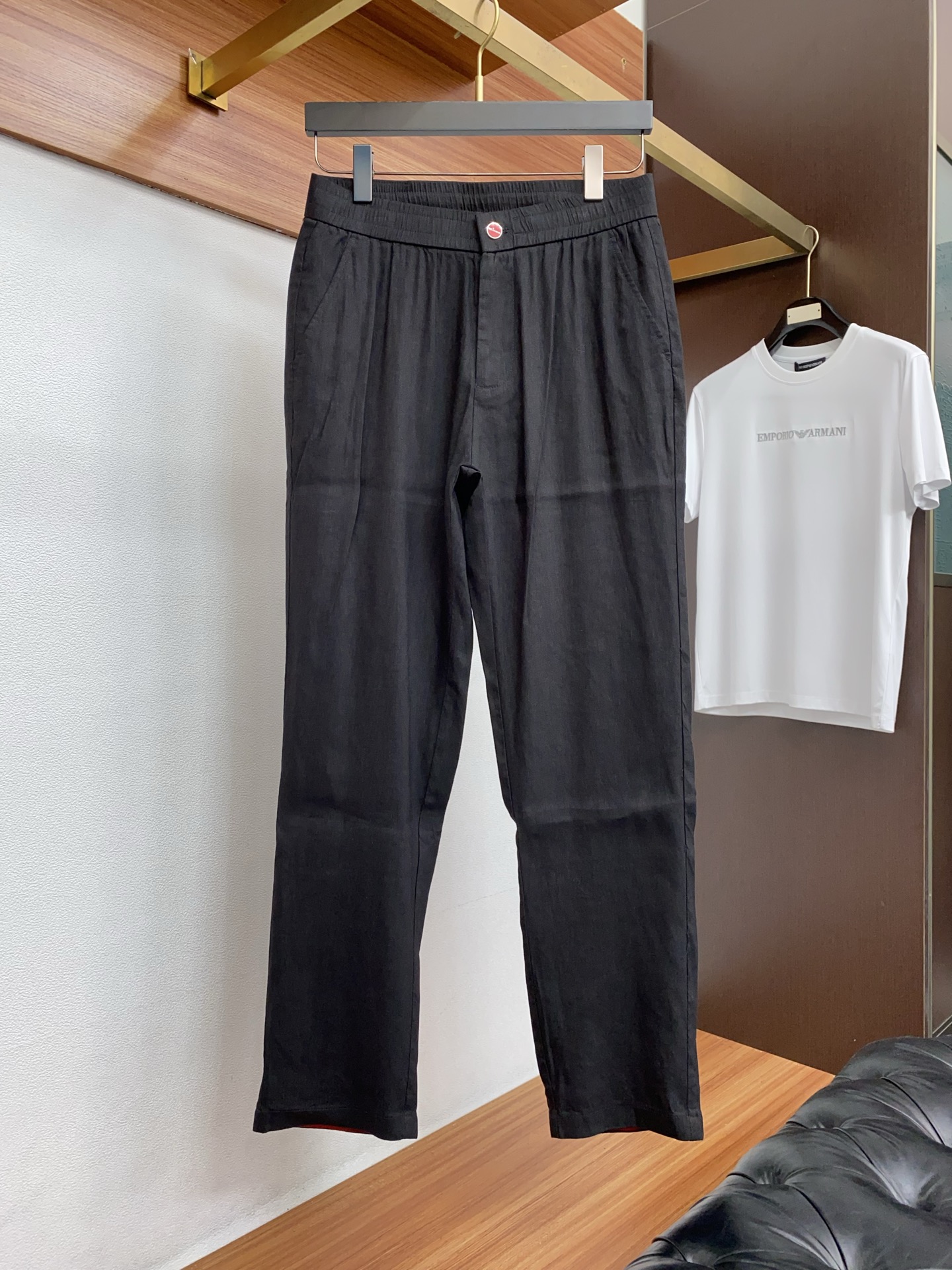 kiton 26春夏新款 休闲裤 干净利落剪裁，都市风十足 采用精纺棉麻纤维面料手感软糯干爽，上身效果挺