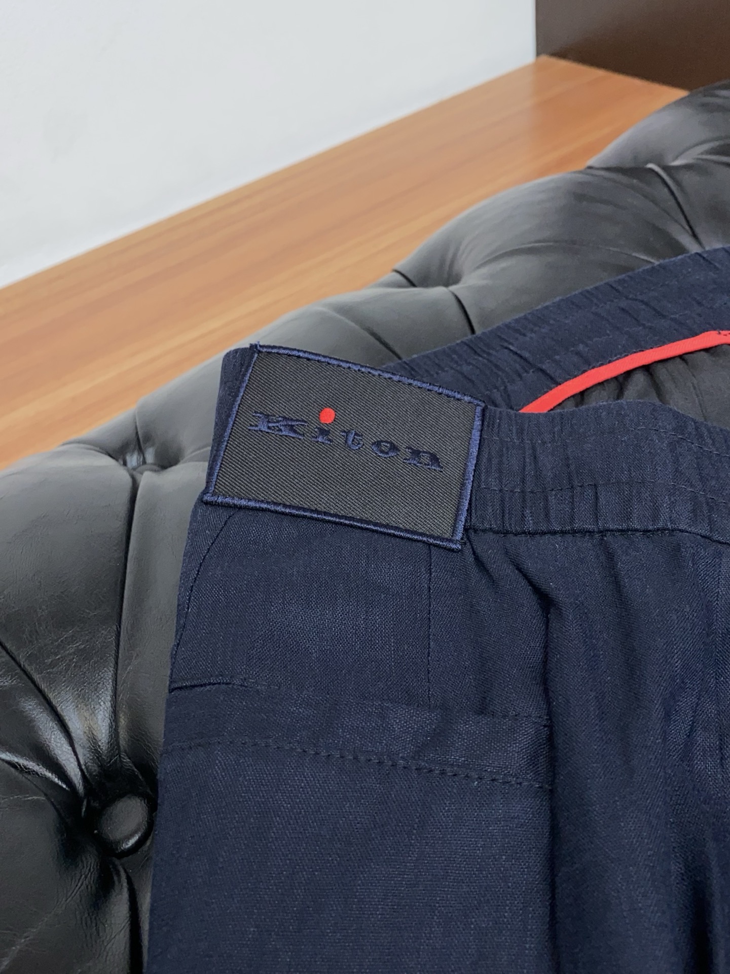kiton 26春夏新款 休闲裤 干净利落剪裁，都市风十足 采用精纺棉麻纤维面料手感软糯干爽，上身效果挺
