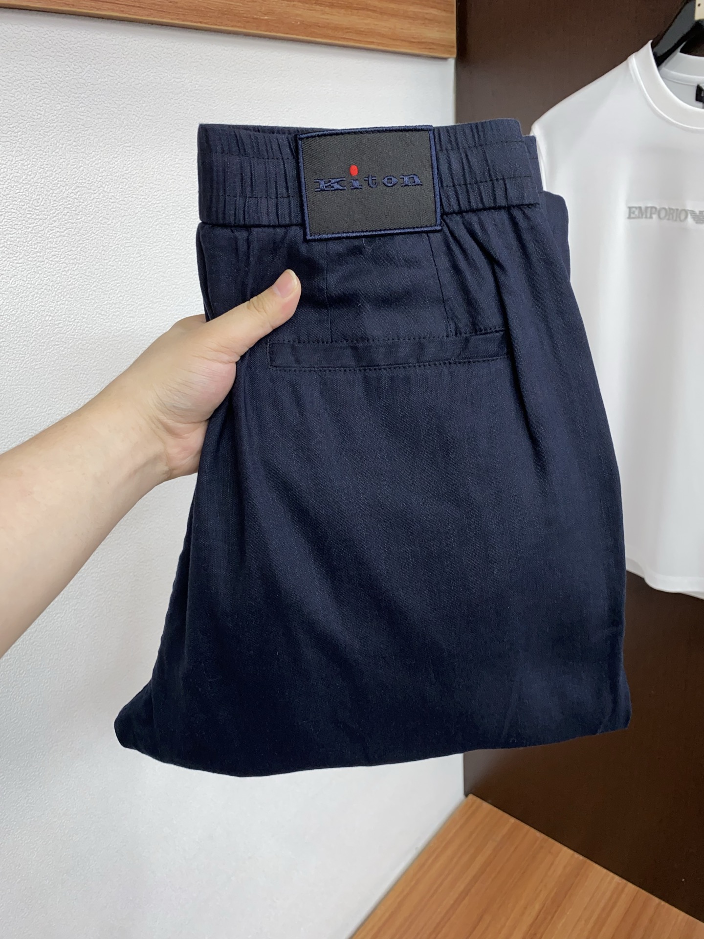 kiton 26春夏新款 休闲裤 干净利落剪裁，都市风十足 采用精纺棉麻纤维面料手感软糯干爽，上身效果挺