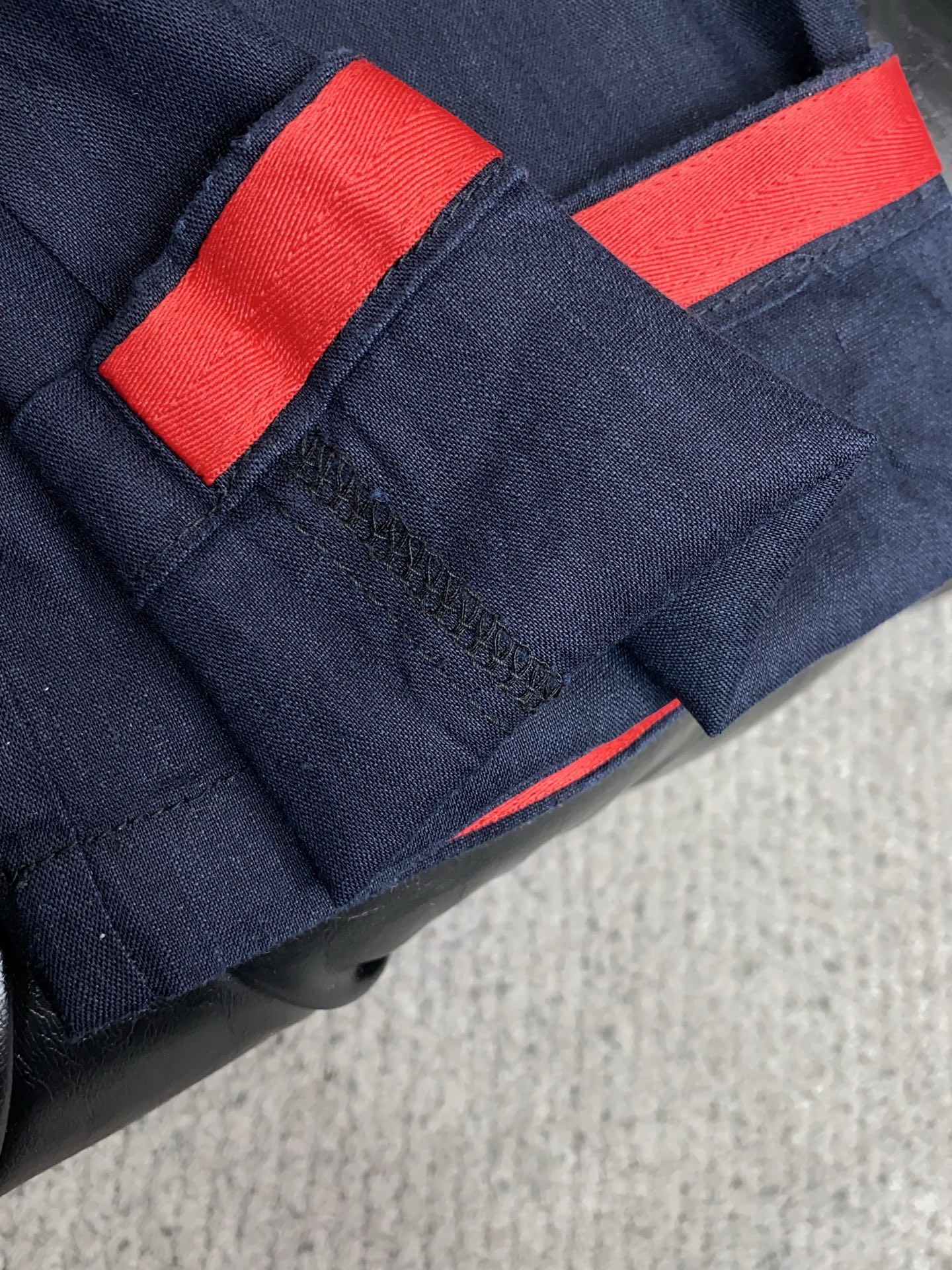 kiton 26春夏新款 休闲裤 干净利落剪裁，都市风十足 采用精纺棉麻纤维面料手感软糯干爽，上身效果挺