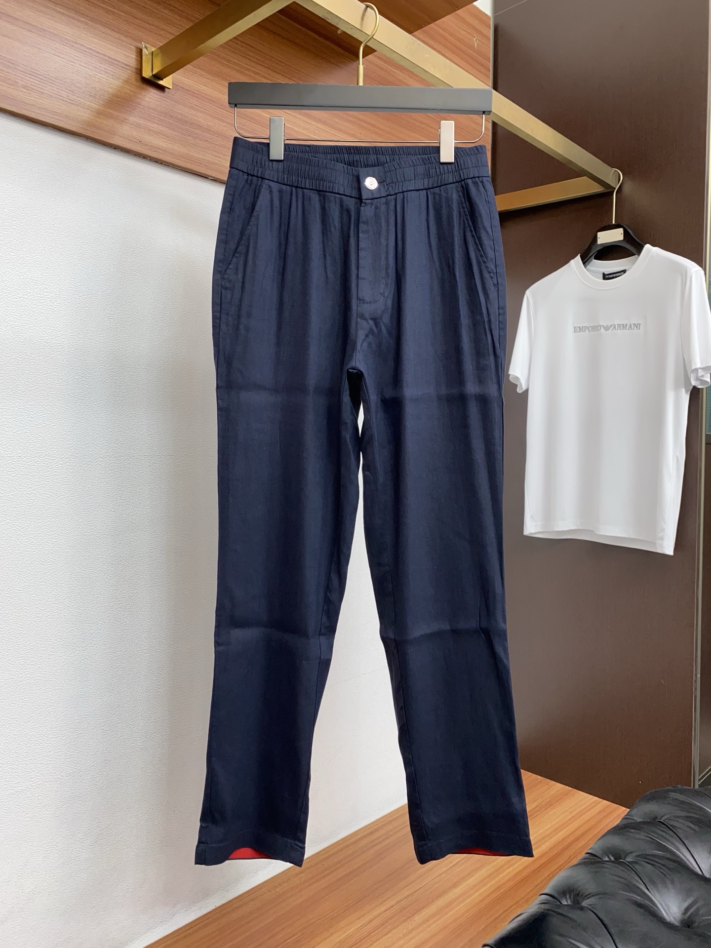 kiton 26春夏新款 休闲裤 干净利落剪裁，都市风十足 采用精纺棉麻纤维面料手感软糯干爽，上身效果挺