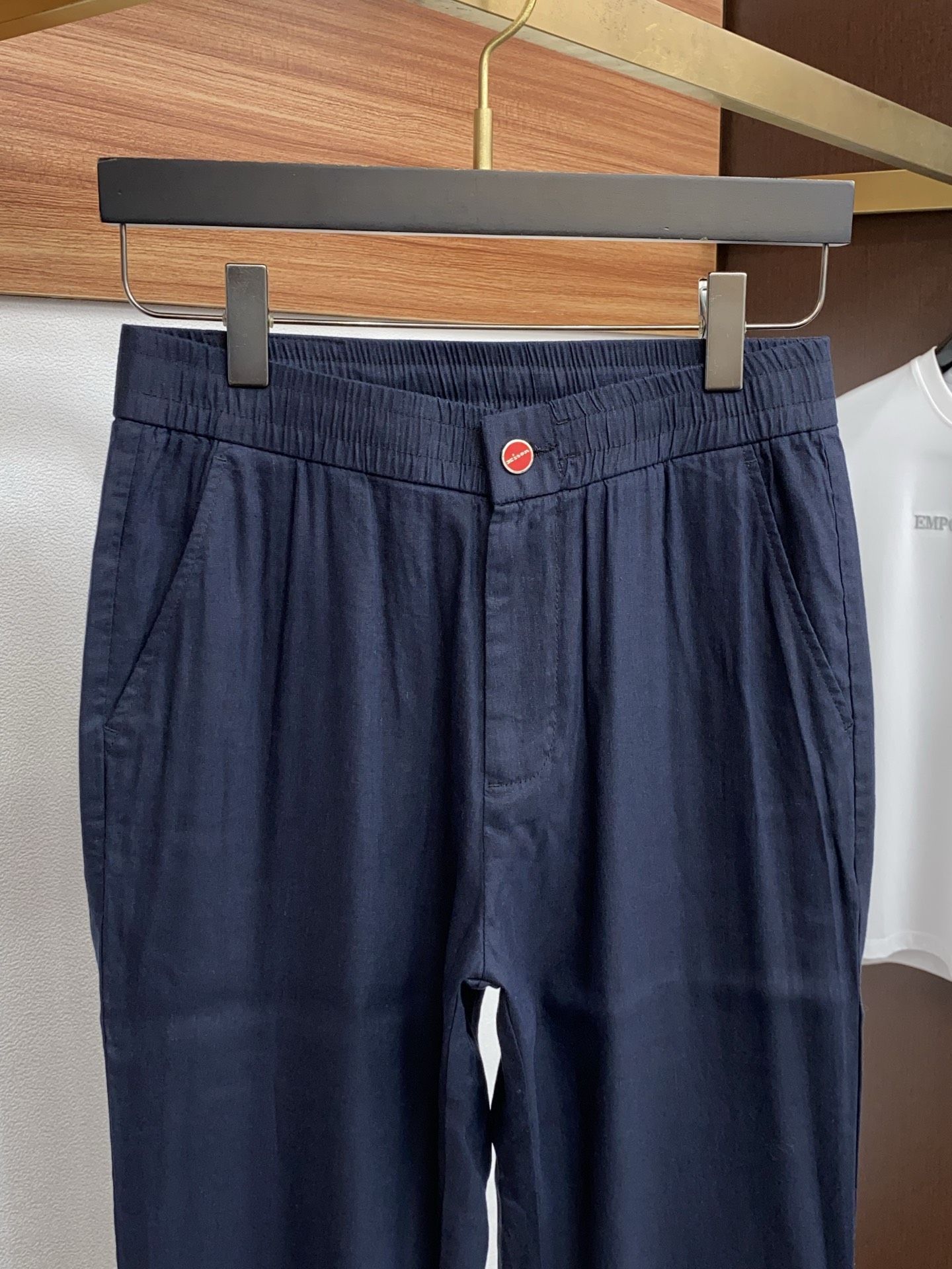 kiton 26春夏新款 休闲裤 干净利落剪裁，都市风十足 采用精纺棉麻纤维面料手感软糯干爽，上身效果挺