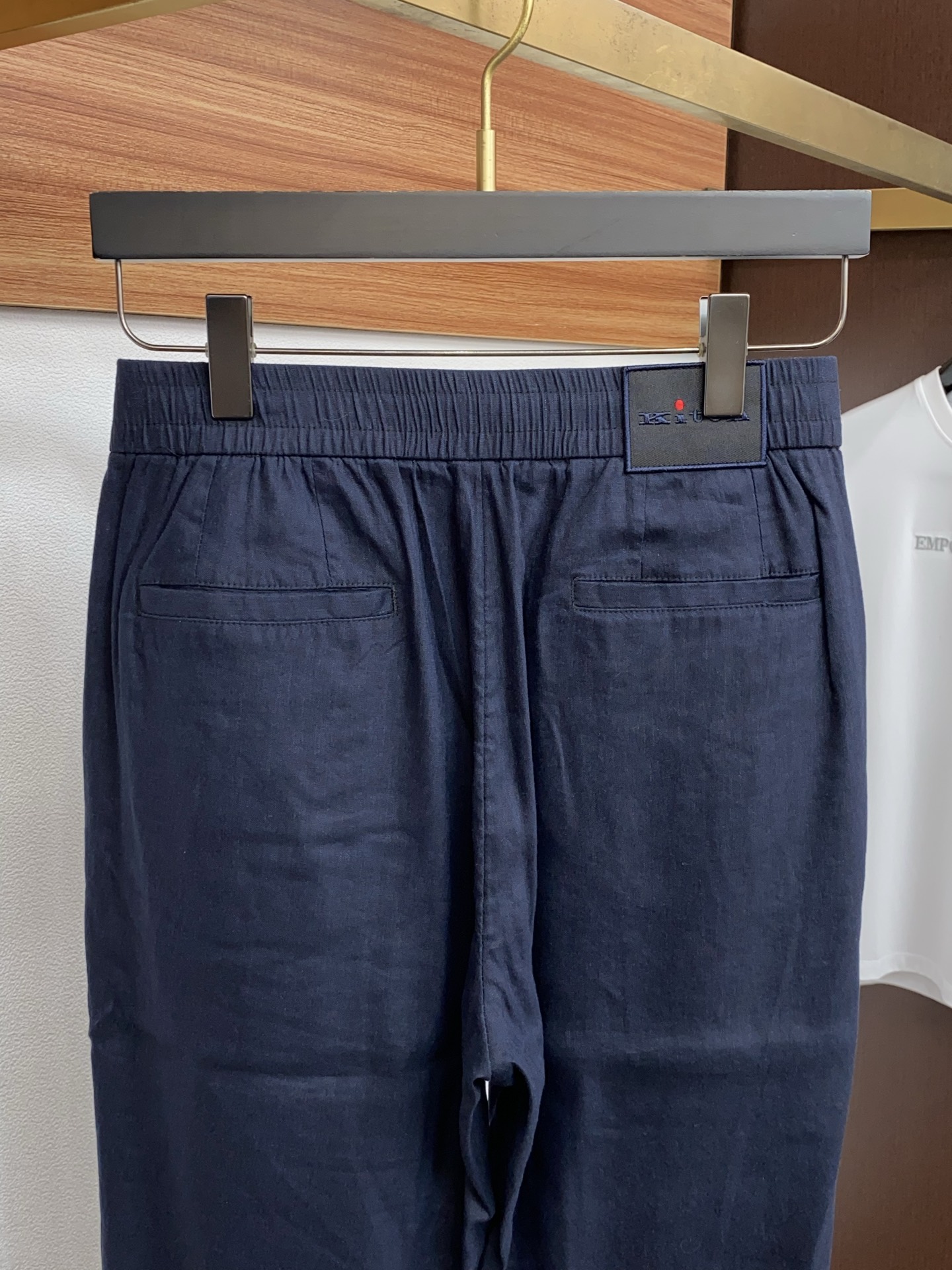 kiton 26春夏新款 休闲裤 干净利落剪裁，都市风十足 采用精纺棉麻纤维面料手感软糯干爽，上身效果挺