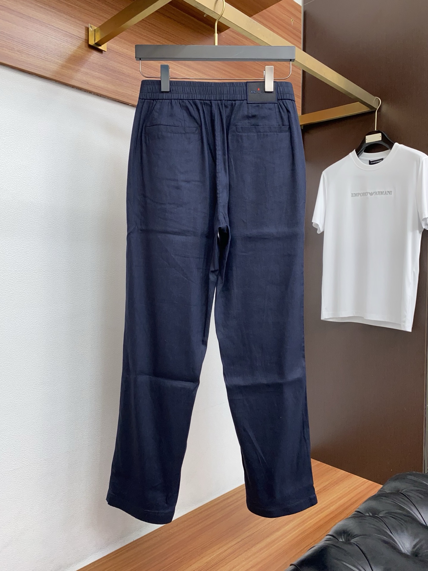 kiton 26春夏新款 休闲裤 干净利落剪裁，都市风十足 采用精纺棉麻纤维面料手感软糯干爽，上身效果挺