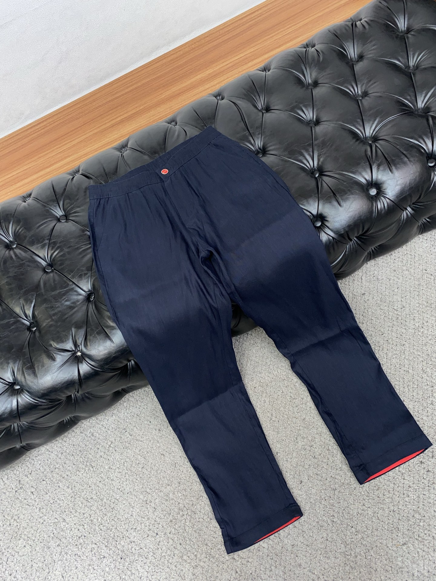 kiton 26春夏新款 休闲裤 干净利落剪裁，都市风十足 采用精纺棉麻纤维面料手感软糯干爽，上身效果挺
