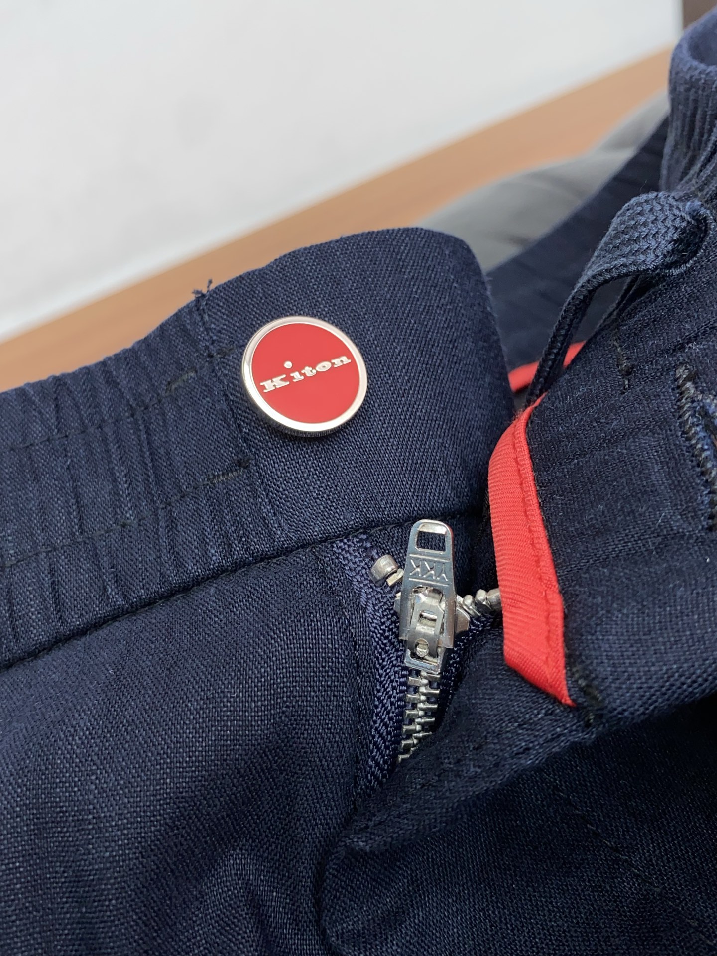 kiton 26春夏新款 休闲裤 干净利落剪裁，都市风十足 采用精纺棉麻纤维面料手感软糯干爽，上身效果挺