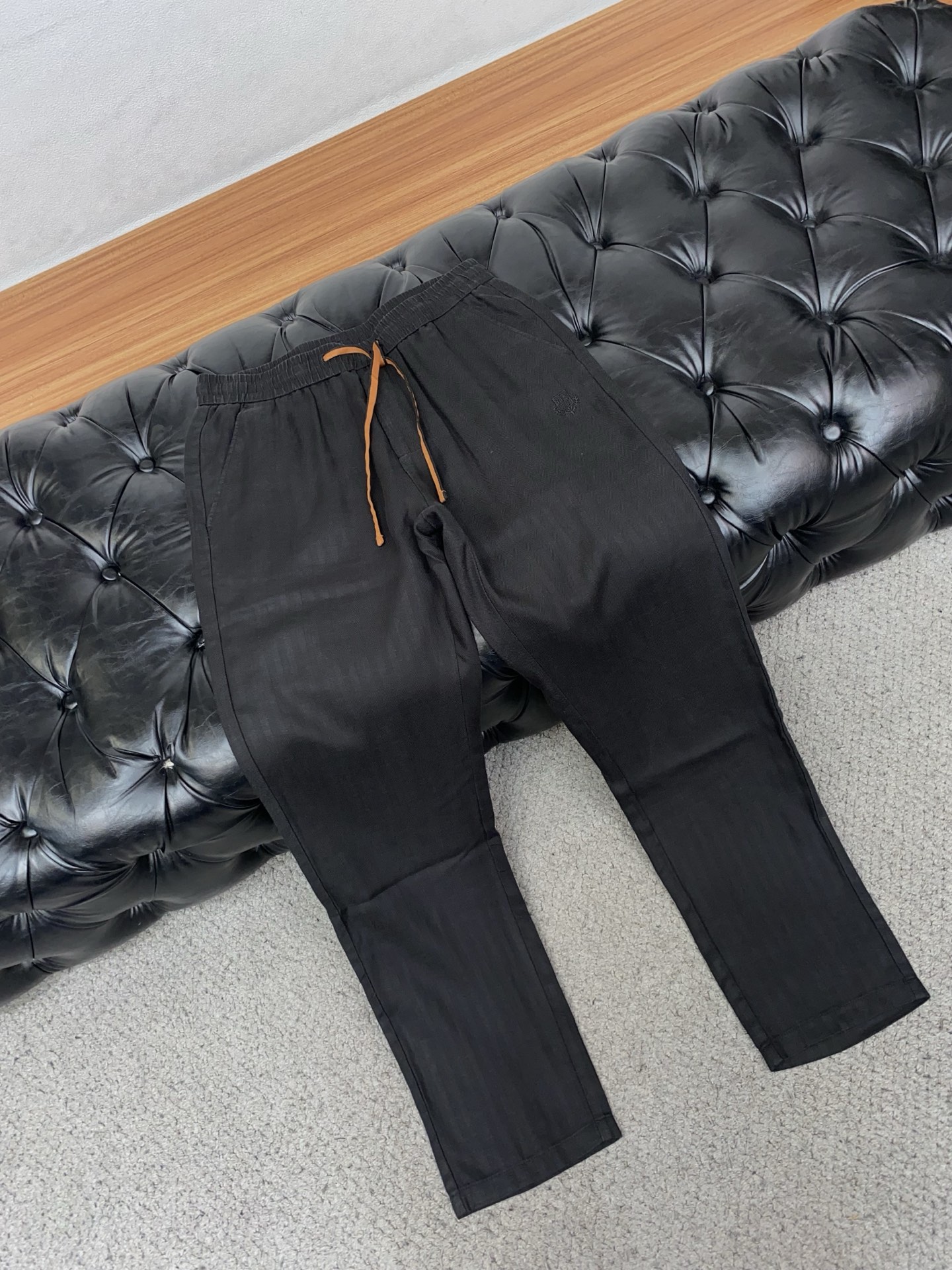 Loro piana 诺悠偏雅 26春夏新款 休闲裤 干净利落剪裁，都市风十足 采用精纺棉麻纤维面料手感