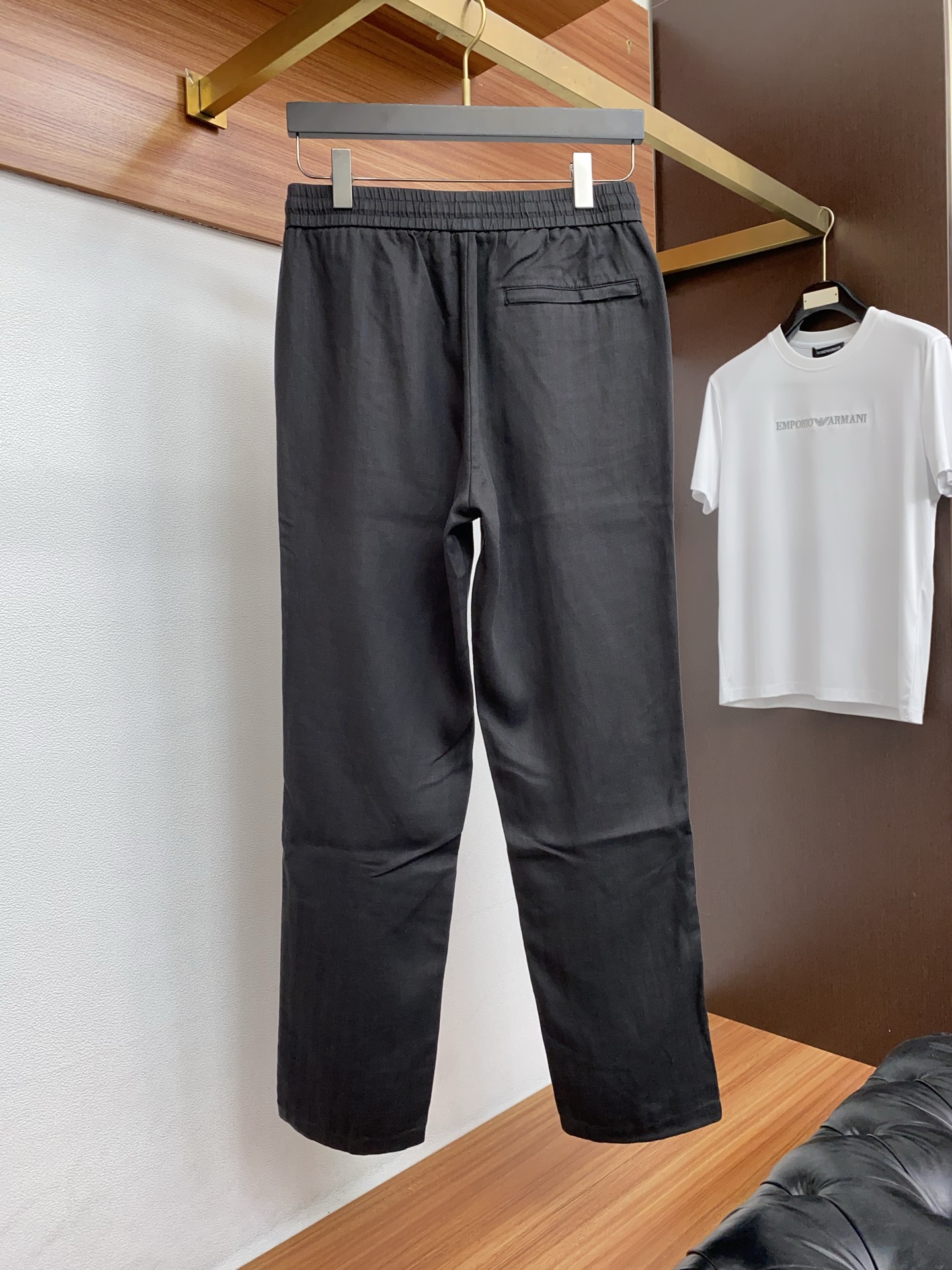 Loro piana 诺悠偏雅 26春夏新款 休闲裤 干净利落剪裁，都市风十足 采用精纺棉麻纤维面料手感